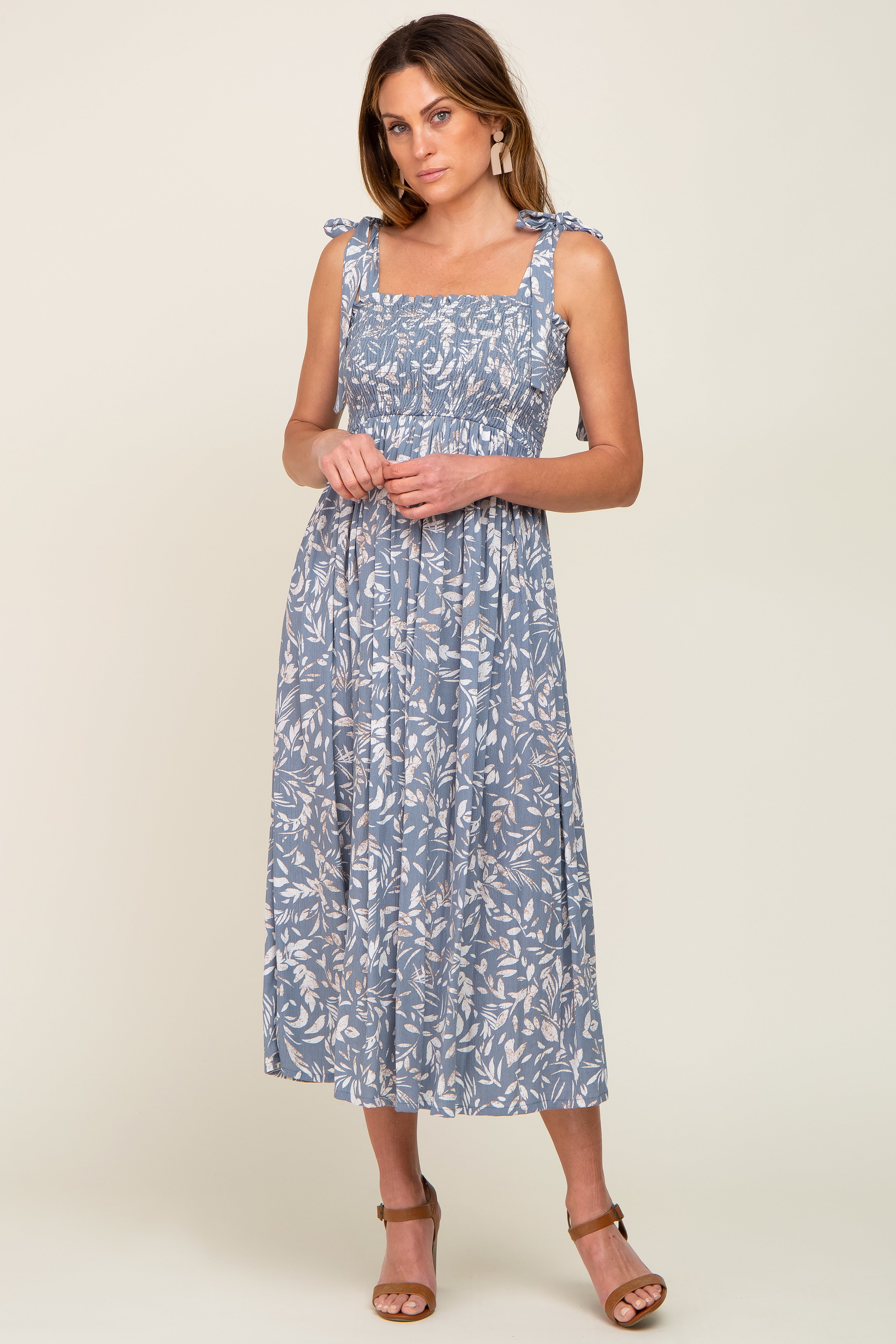 Umstands-Midikleid mit Blumenmuster und Smok-Schulterbändern