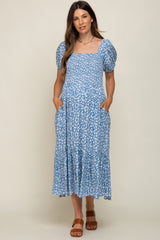Geblümtes Umstands-Midikleid mit Smok und kurzen Ärmeln