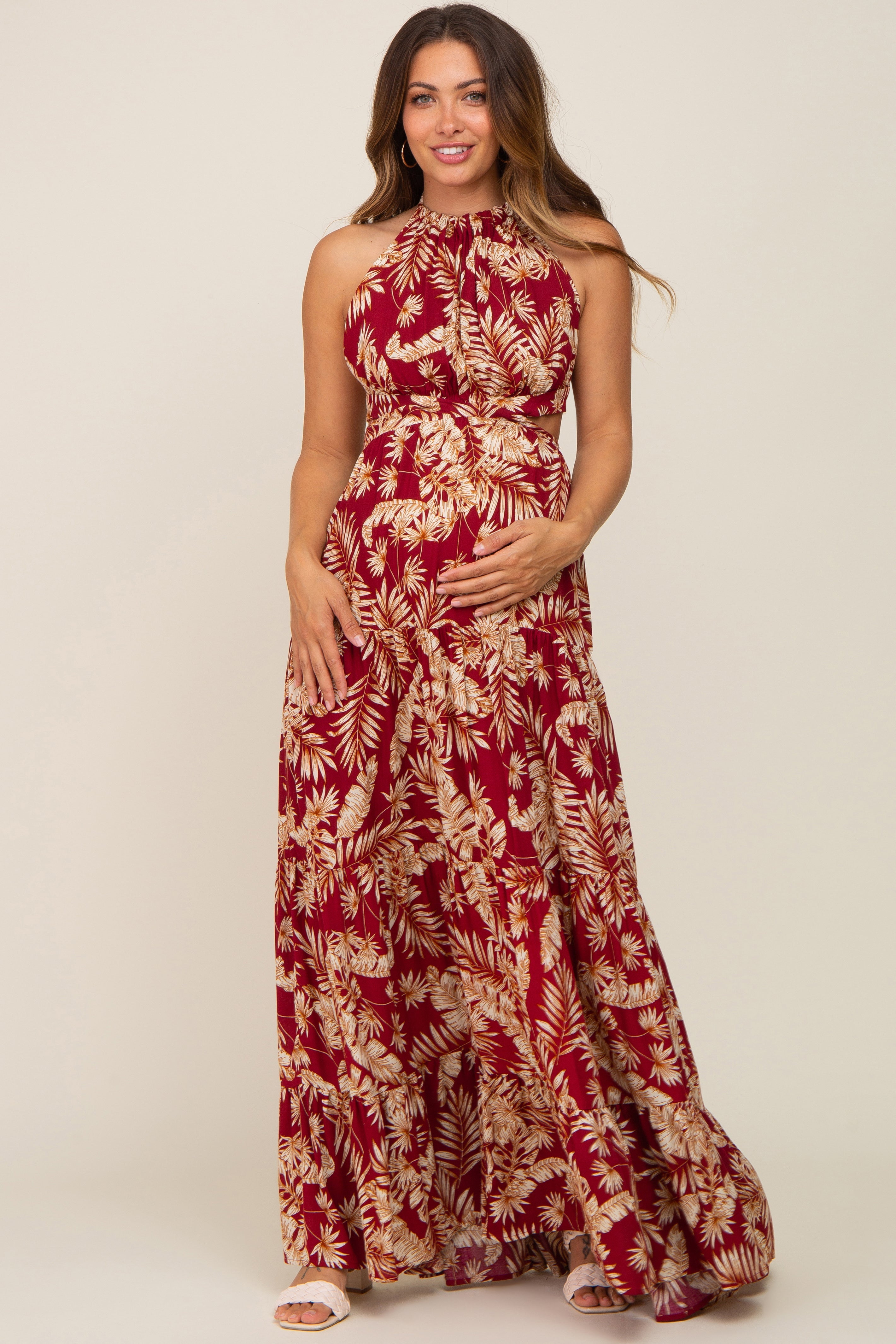 Gestuftes Umstandsmaxikleid mit Palmenprint, Neckholder und offenem Rücken