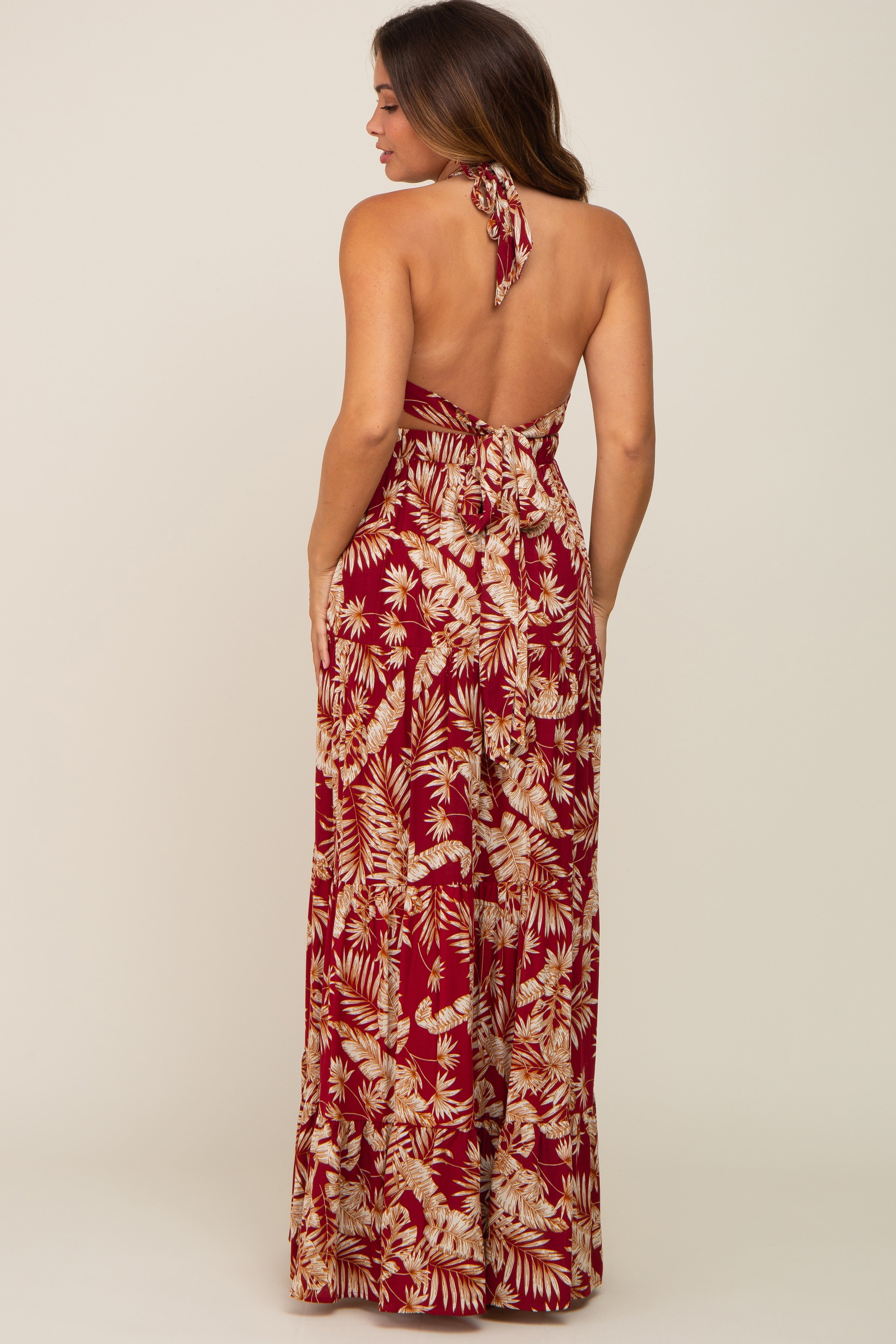 Gestuftes Umstandsmaxikleid mit Palmenprint, Neckholder und offenem Rücken