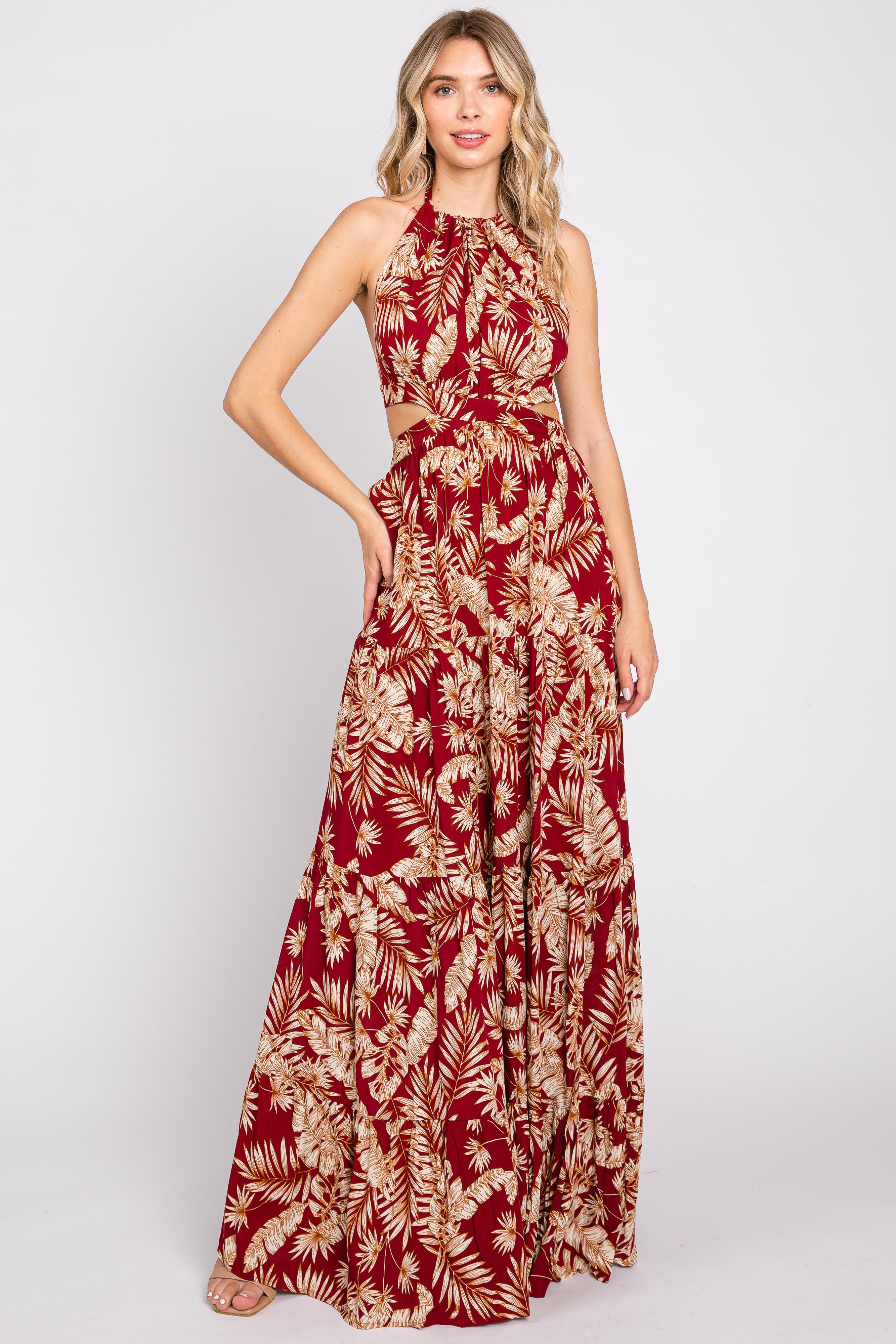 Gestuftes Umstandsmaxikleid mit Palmenprint, Neckholder und offenem Rücken