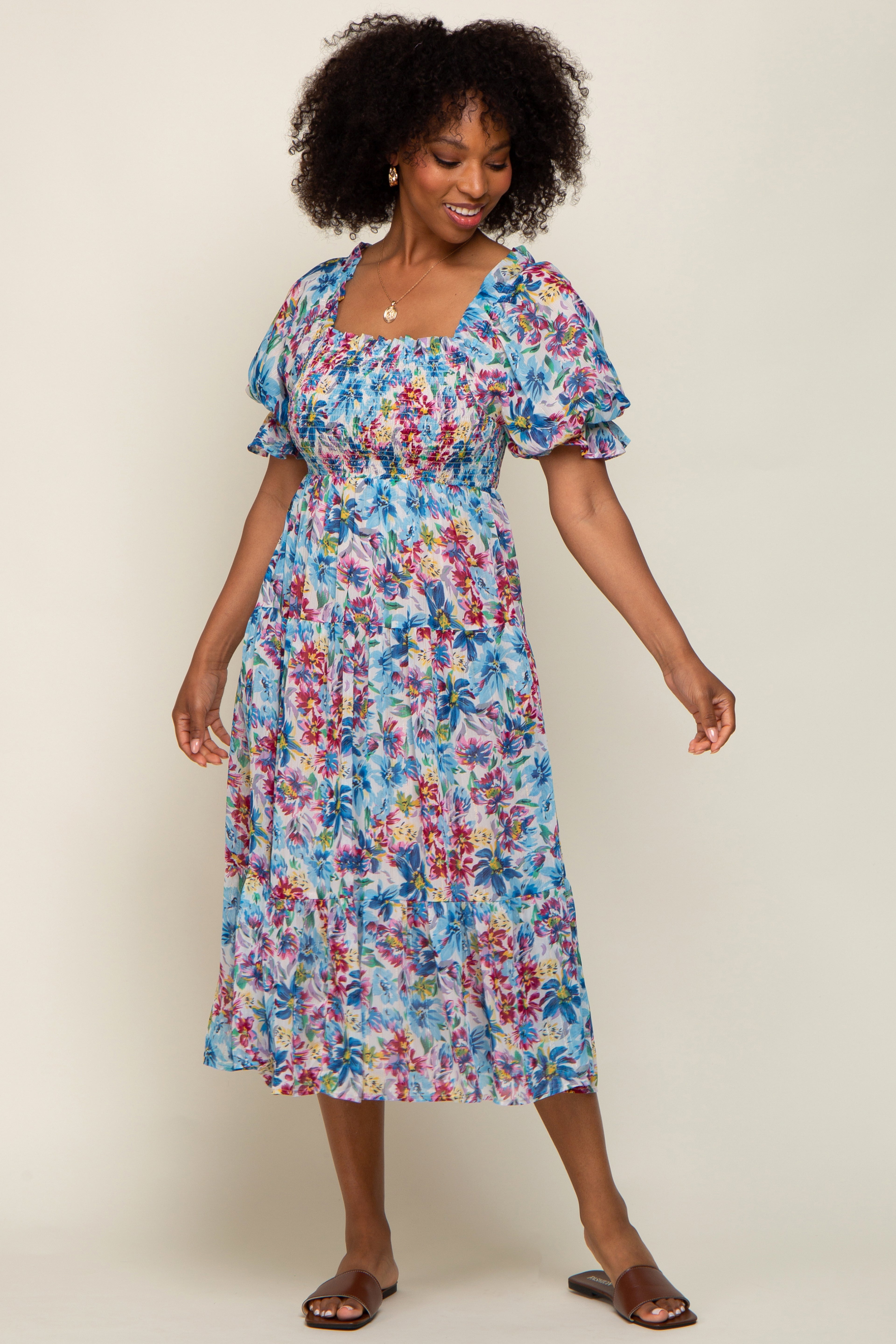 Geblümtes Umstands-Midikleid aus schimmerndem Chiffon mit Rüschen und Smok