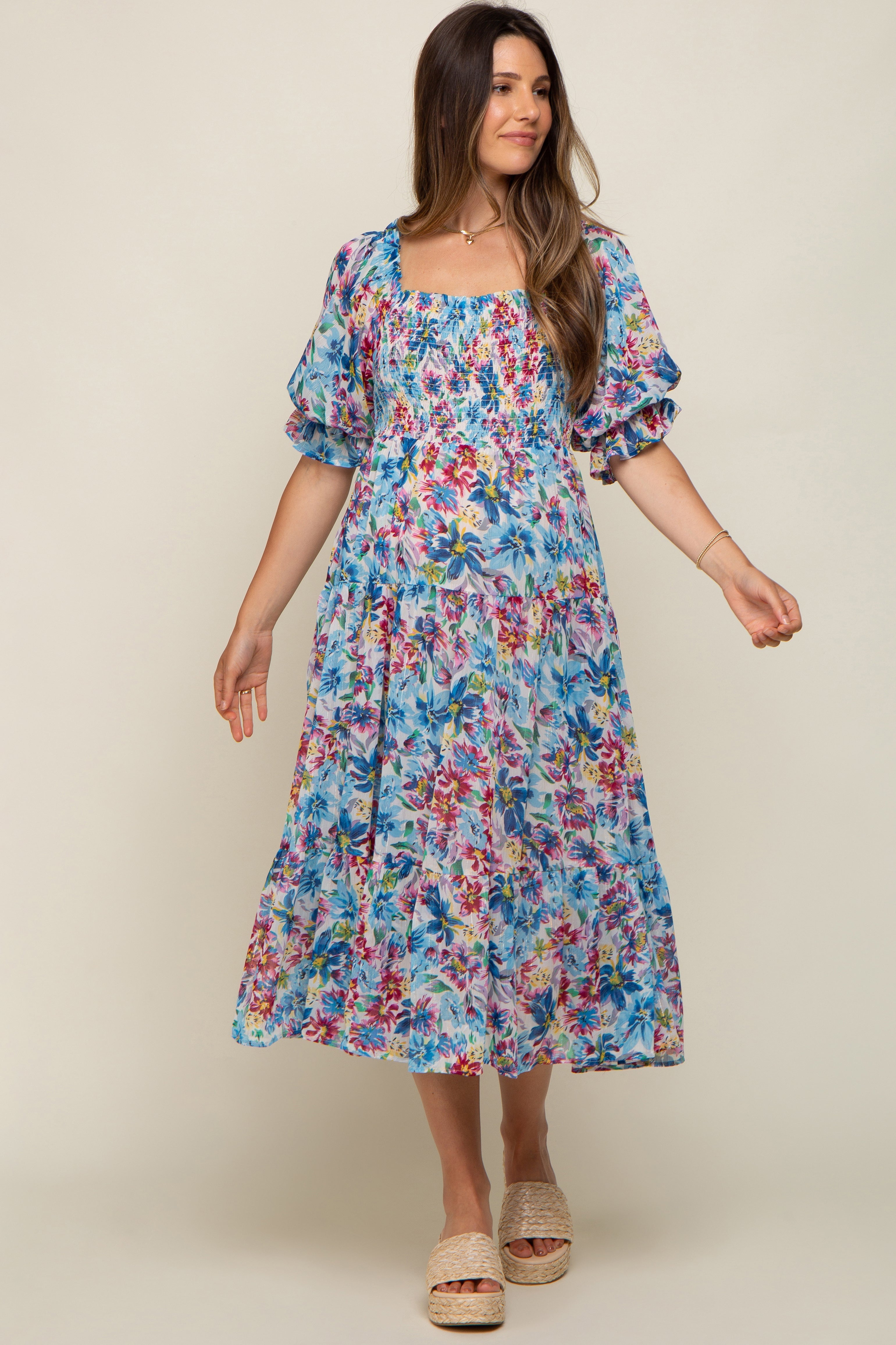 Geblümtes Umstands-Midikleid aus schimmerndem Chiffon mit Rüschen und Smok