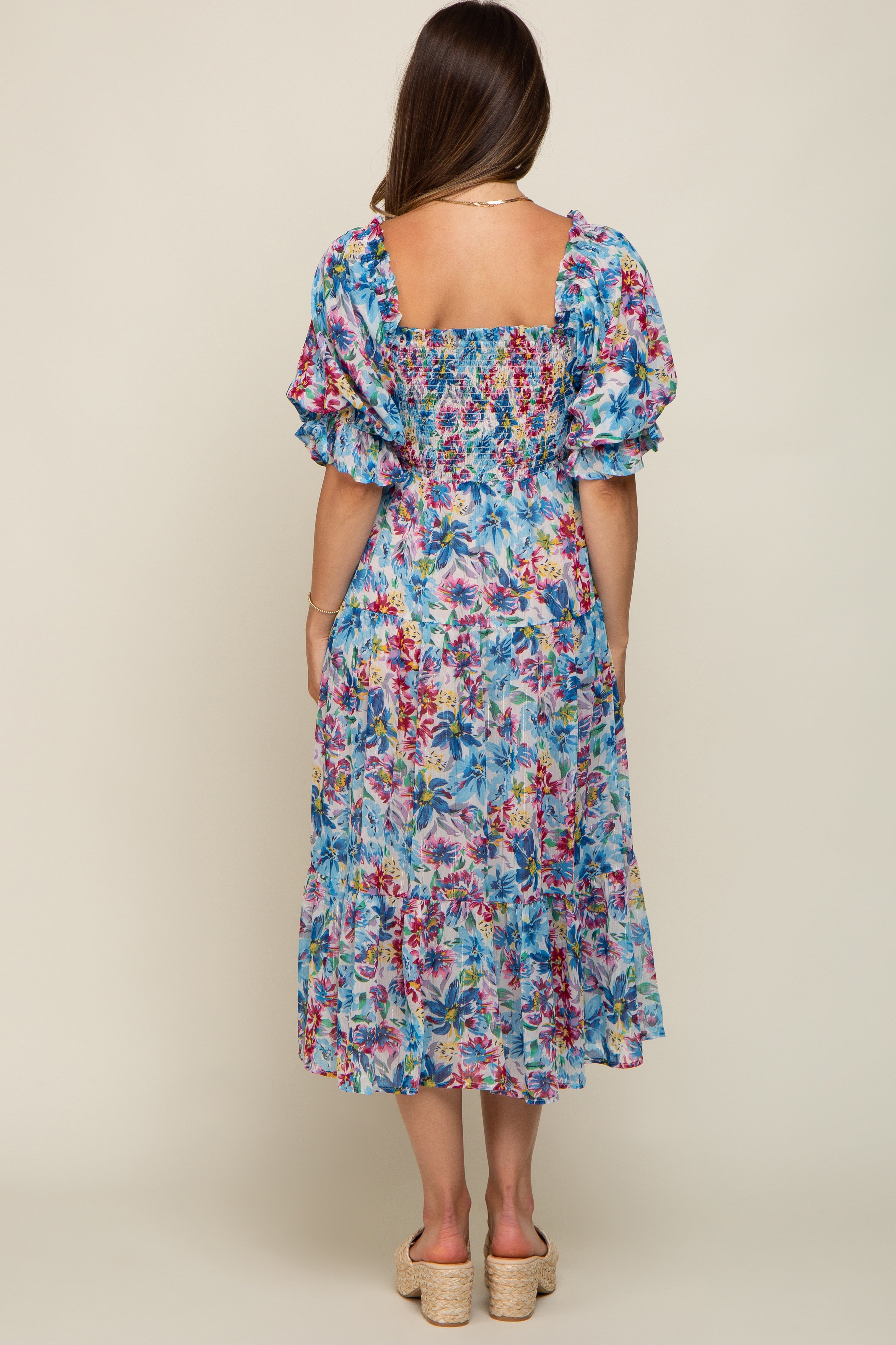 Geblümtes Umstands-Midikleid aus schimmerndem Chiffon mit Rüschen und Smok