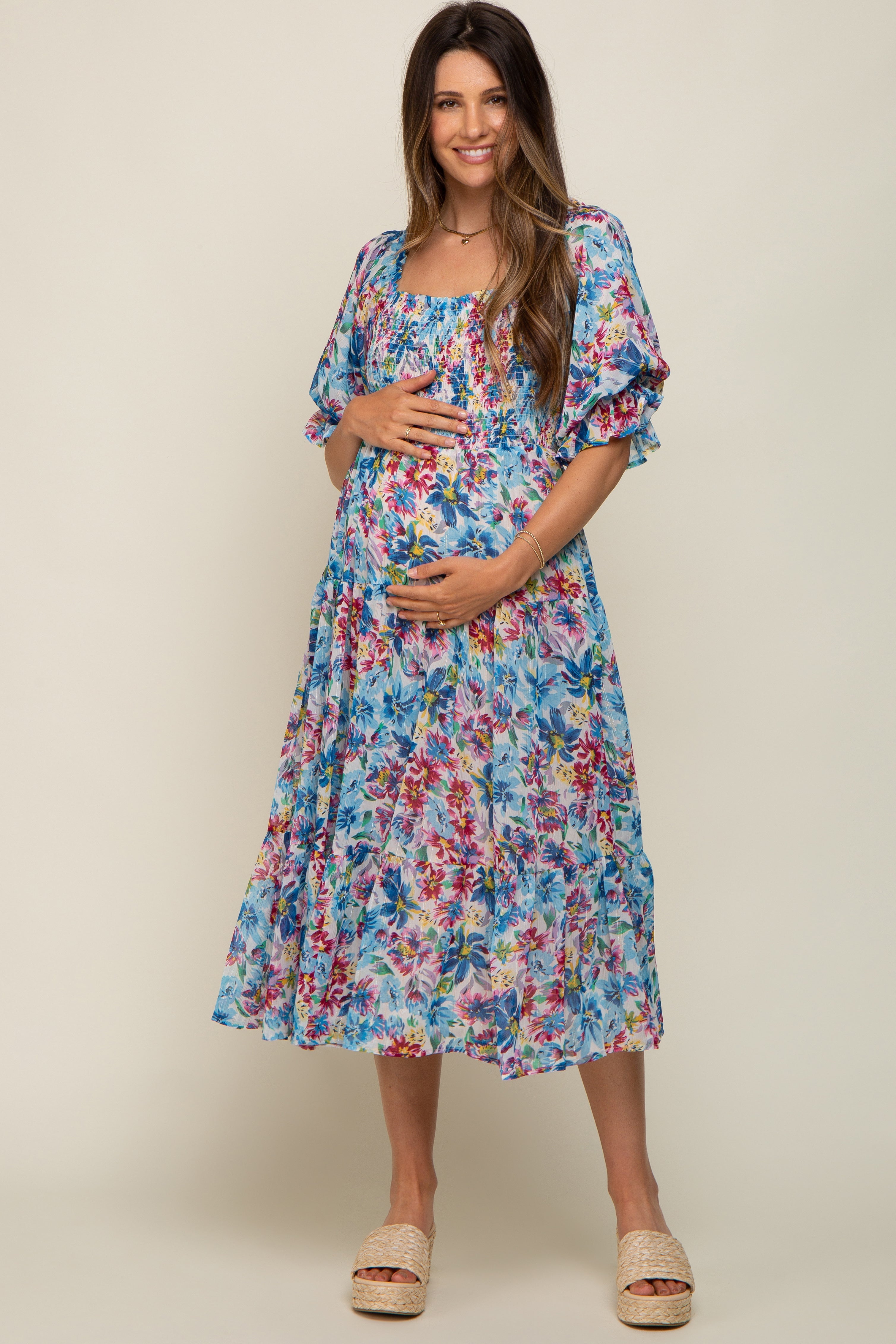 Geblümtes Umstands-Midikleid aus schimmerndem Chiffon mit Rüschen und Smok