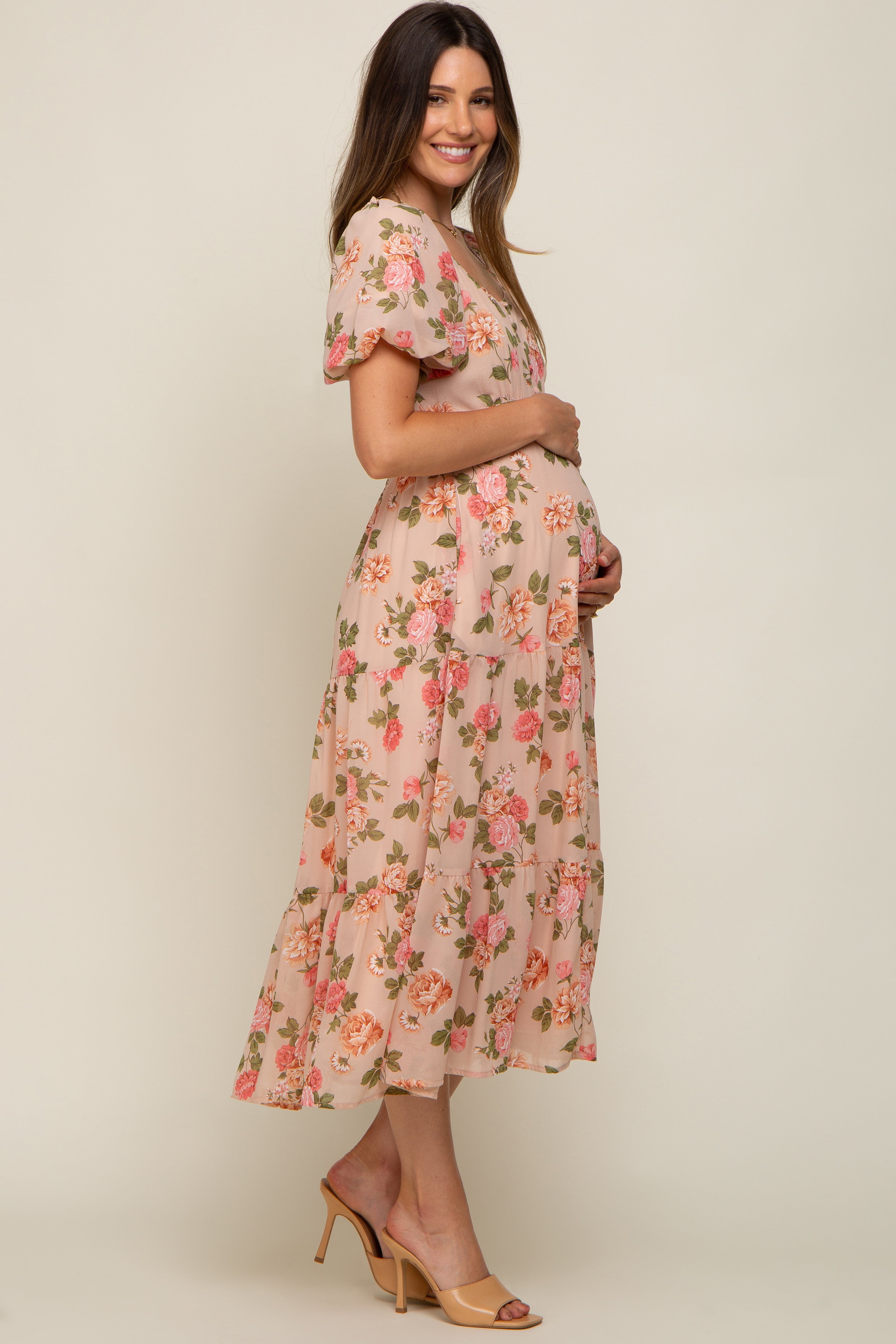 Geblümtes Umstands-Midikleid mit Knopfleiste und Puffärmeln