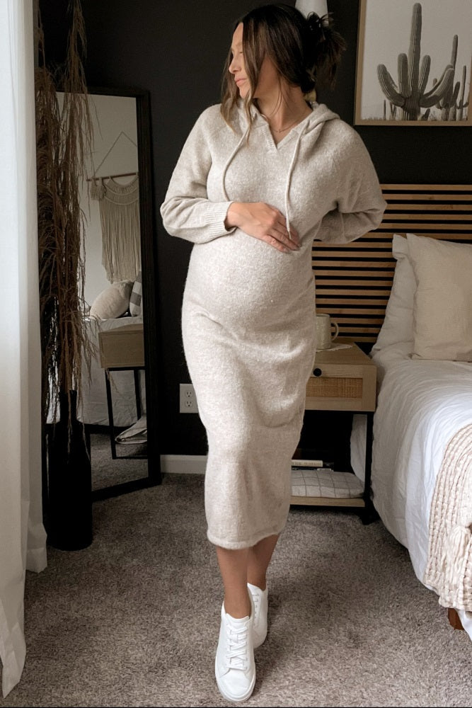 Umstands-Pullover-Midikleid mit Kapuze in Beige