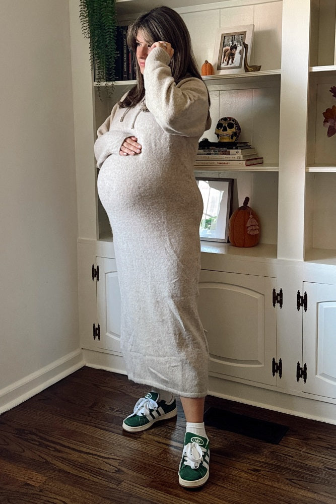 Umstands-Pullover-Midikleid mit Kapuze in Beige