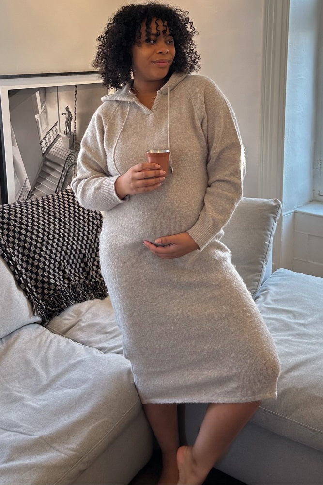 Umstands-Pullover-Midikleid mit Kapuze in Beige