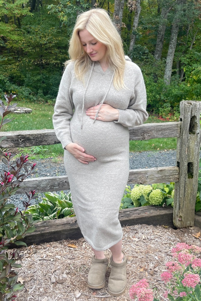 Umstands-Pullover-Midikleid mit Kapuze in Beige