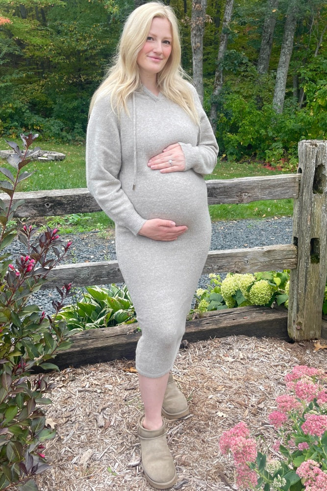 Umstands-Pullover-Midikleid mit Kapuze in Beige