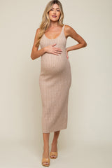 Geripptes ärmelloses Umstands-Midikleid in Taupe