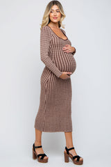 Tailliertes Umstands-Midikleid aus Zopfstrick in Braun