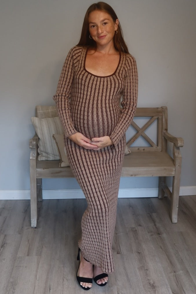 Tailliertes Umstands-Midikleid aus Zopfstrick in Braun