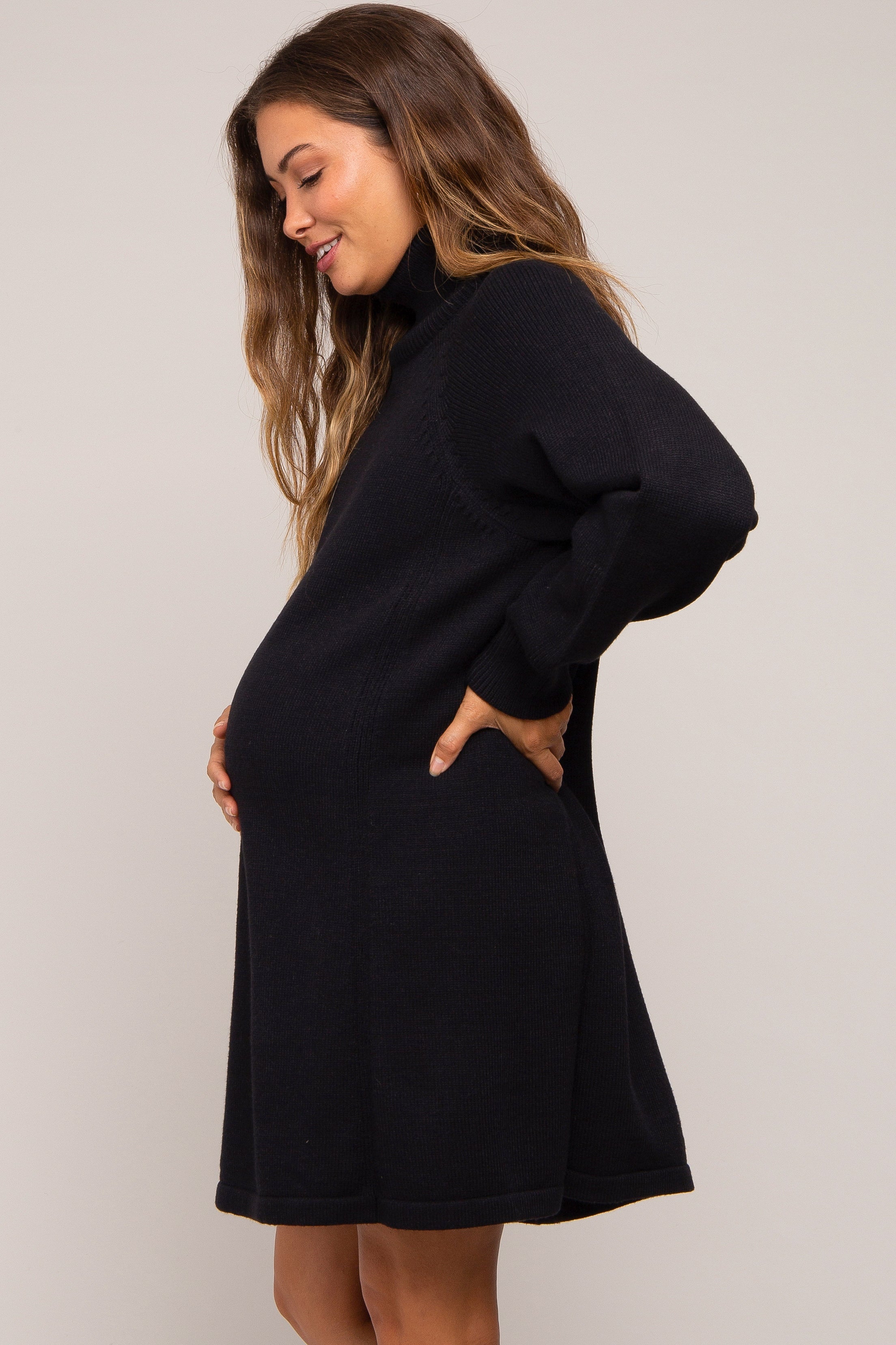 Umstands-Pulloverkleid mit Rollkragen und langen Ärmeln in Schwarz