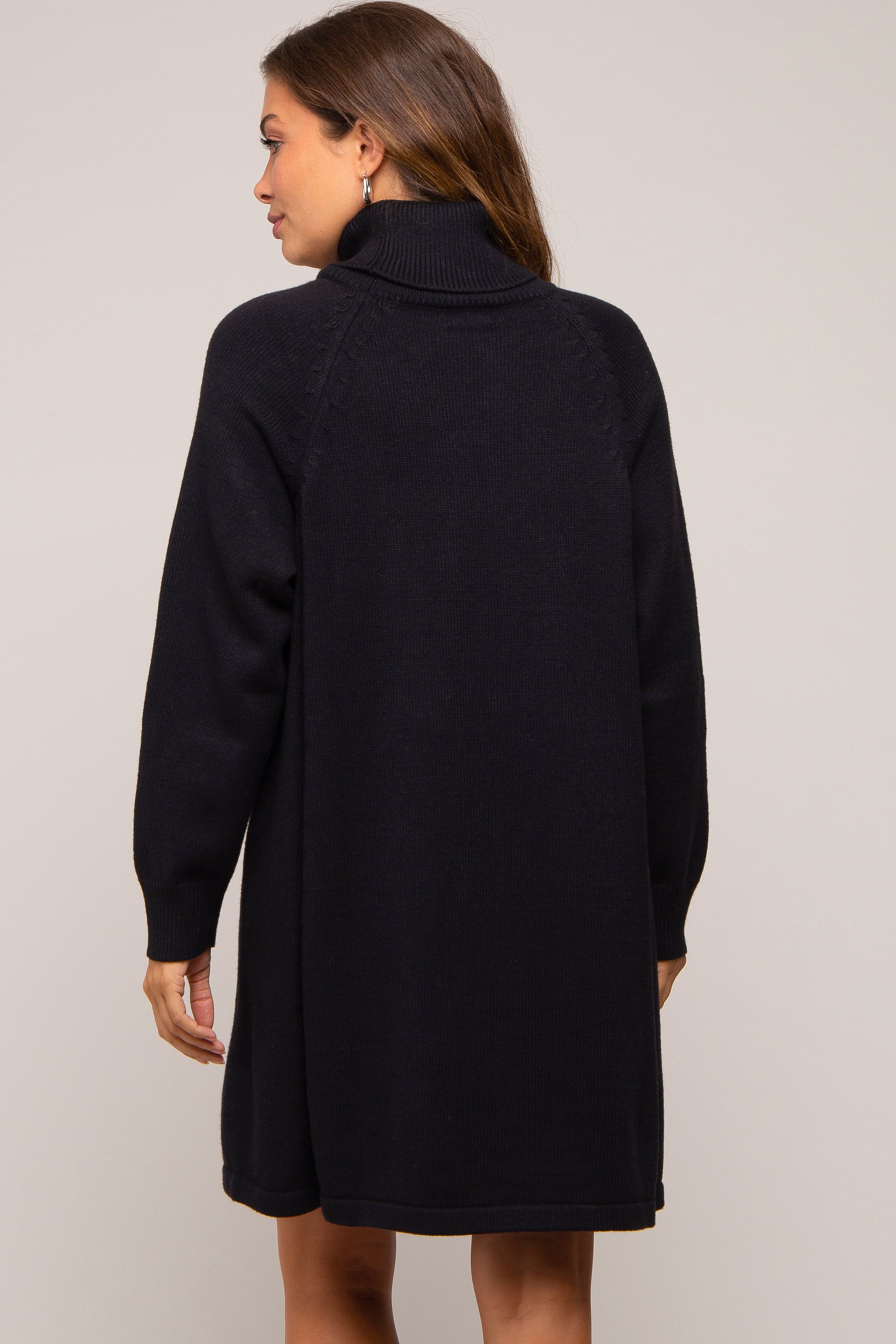 Umstands-Pulloverkleid mit Rollkragen und langen Ärmeln in Schwarz