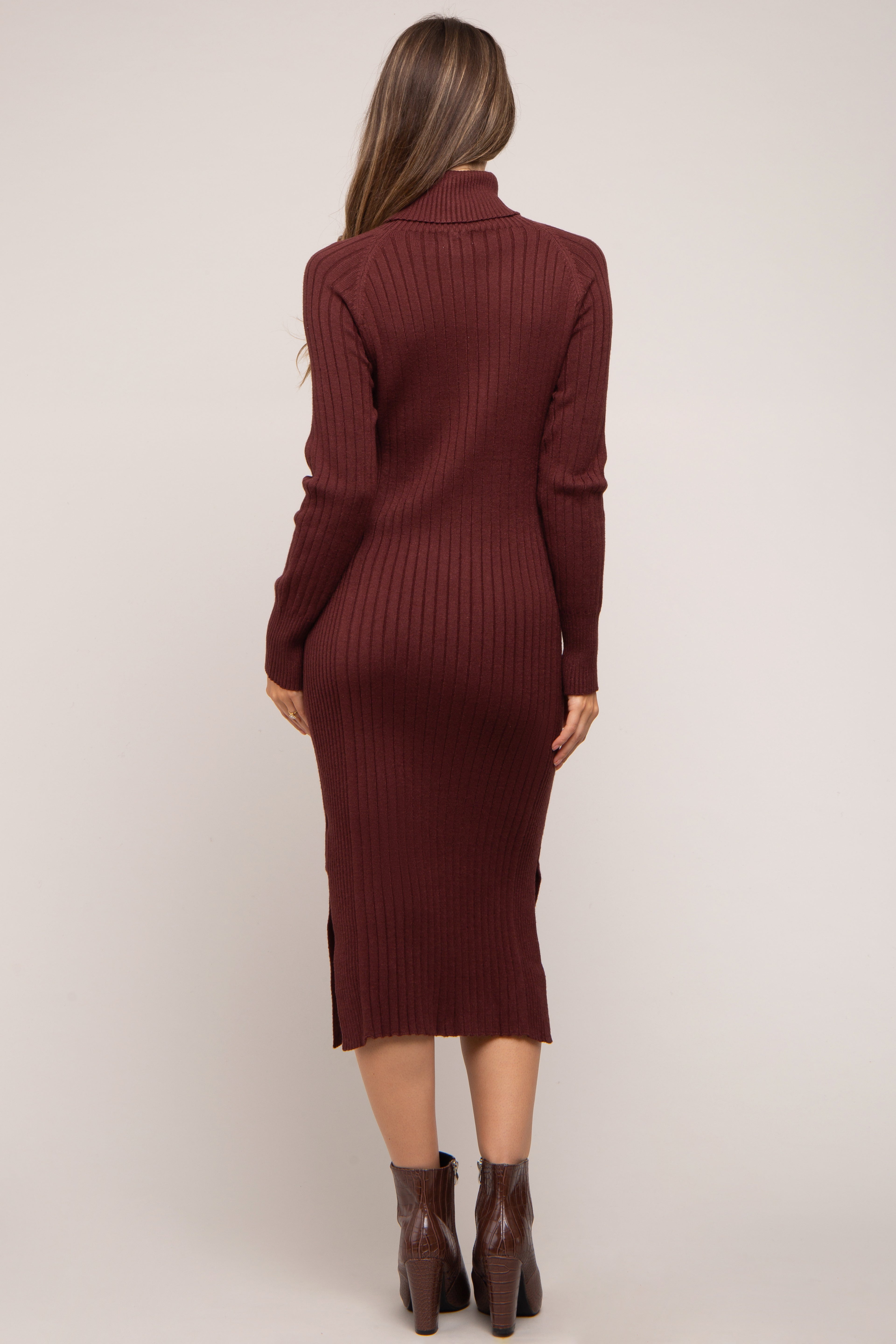 Umstands-Pulloverkleid mit Rollkragen und langen Ärmeln in Braun
