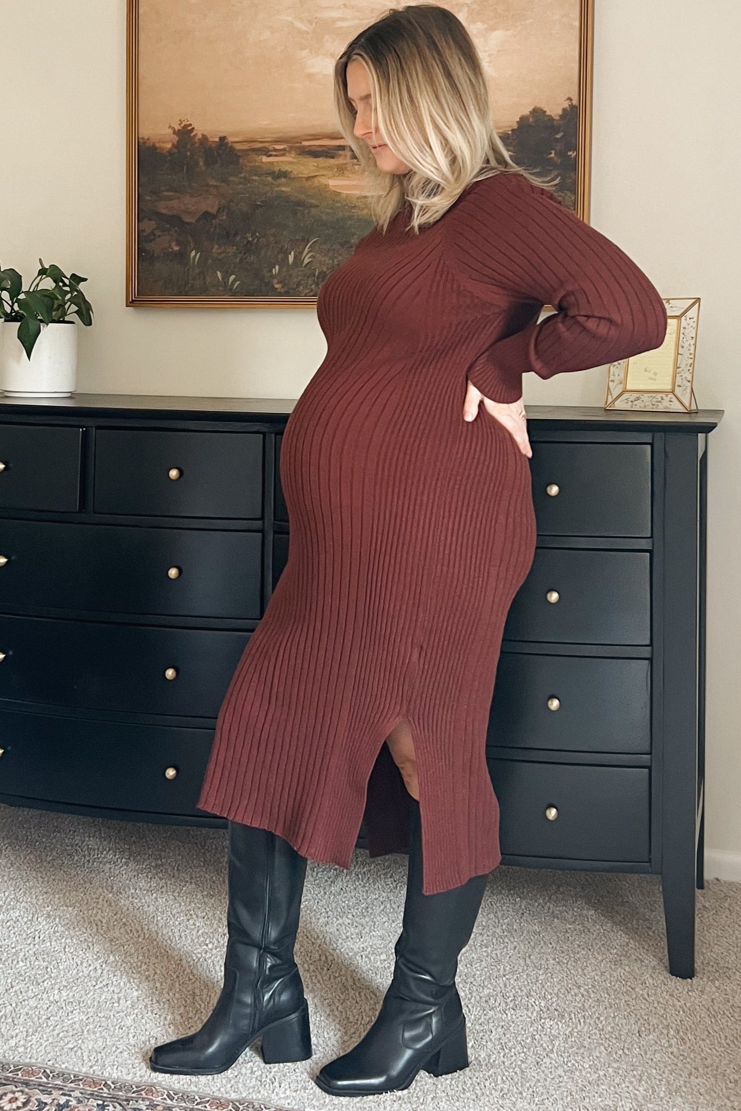 Umstands-Pulloverkleid mit Rollkragen und langen Ärmeln in Braun