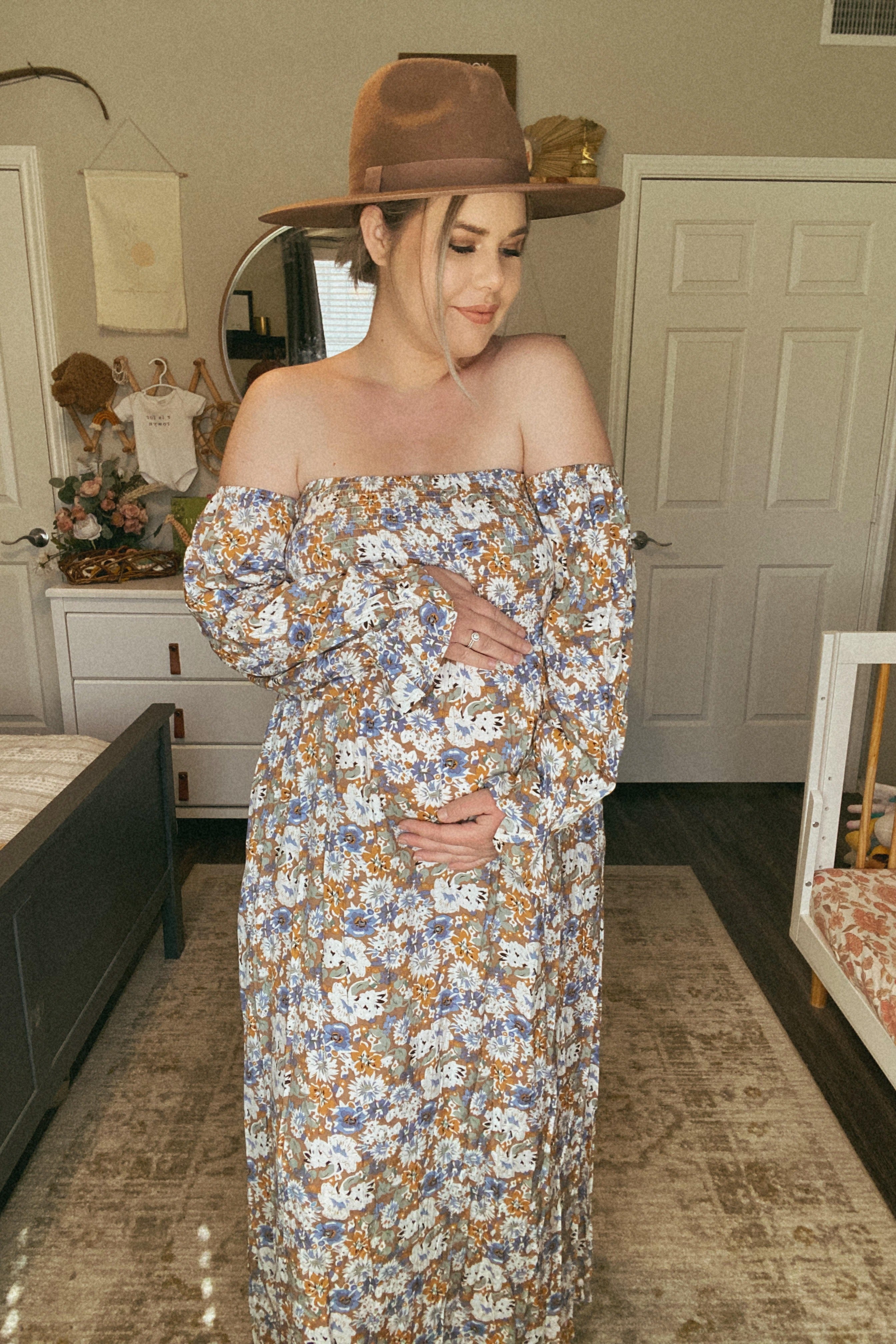 Umstandsmaxikleid mit Blumenmuster, Smok und Off-Shoulder-Design in Taupe