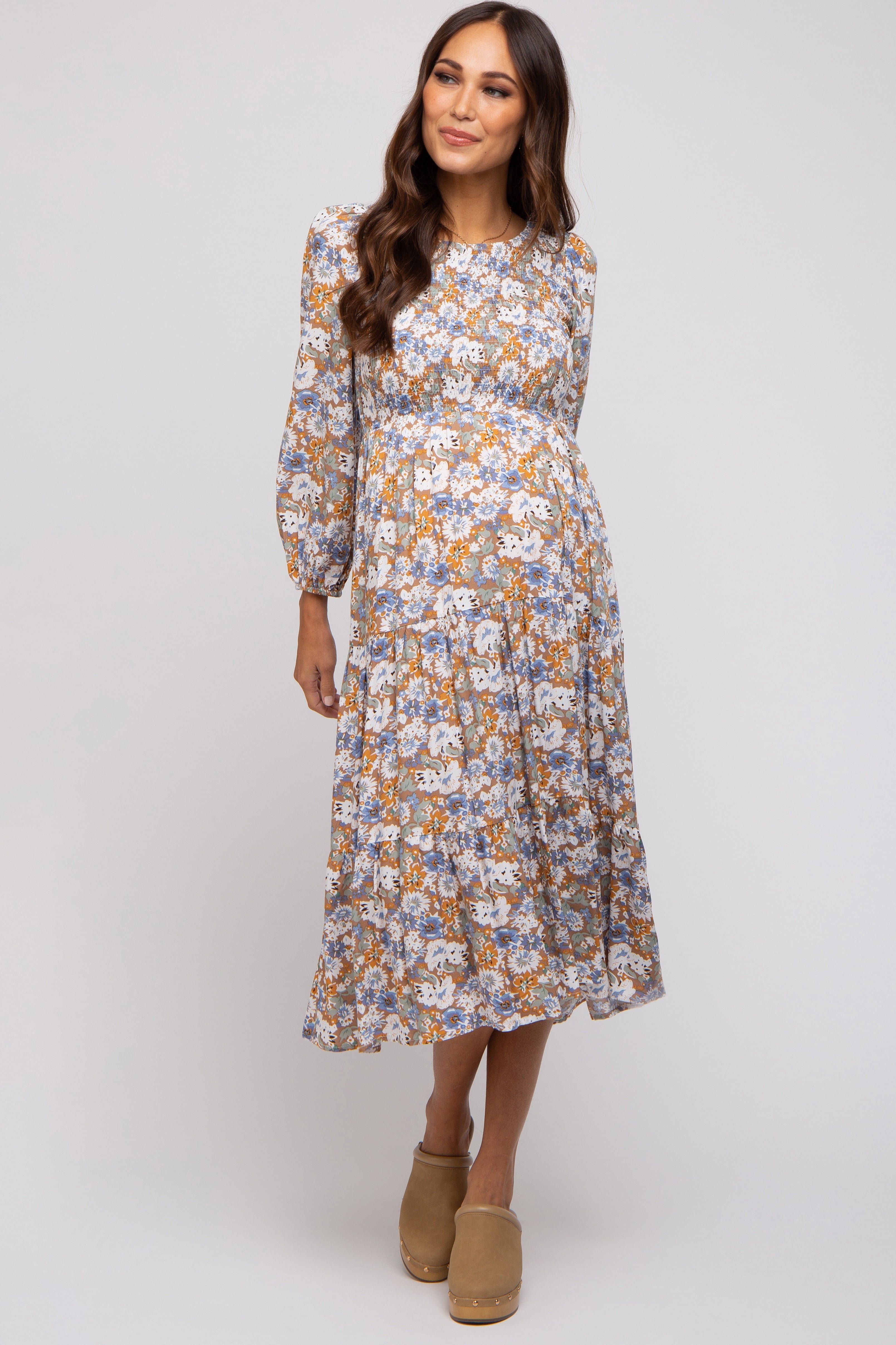 Umstands-Midikleid mit Blumenmuster, Smok und Stufenrock in Taupe