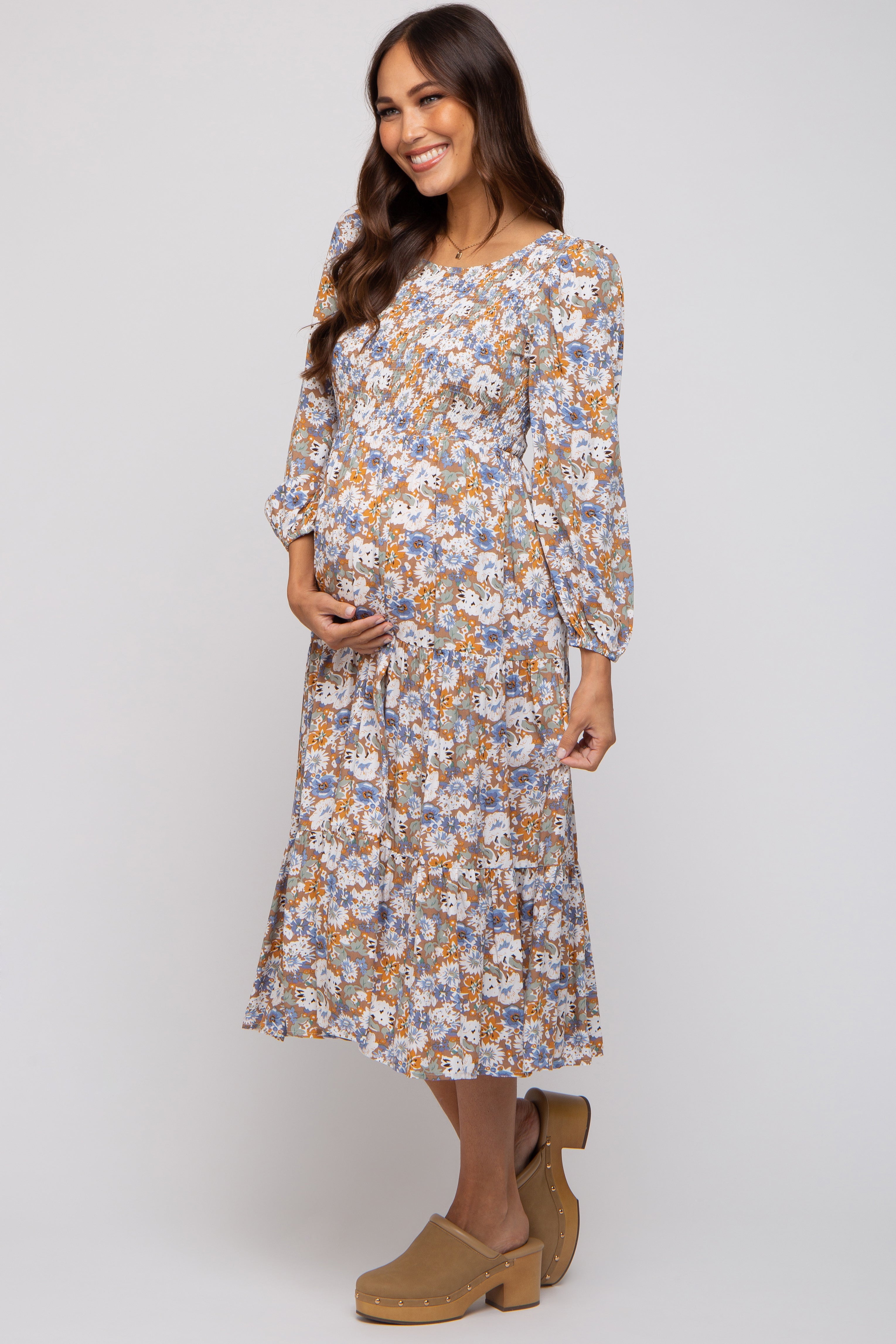 Umstands-Midikleid mit Blumenmuster, Smok und Stufenrock in Taupe