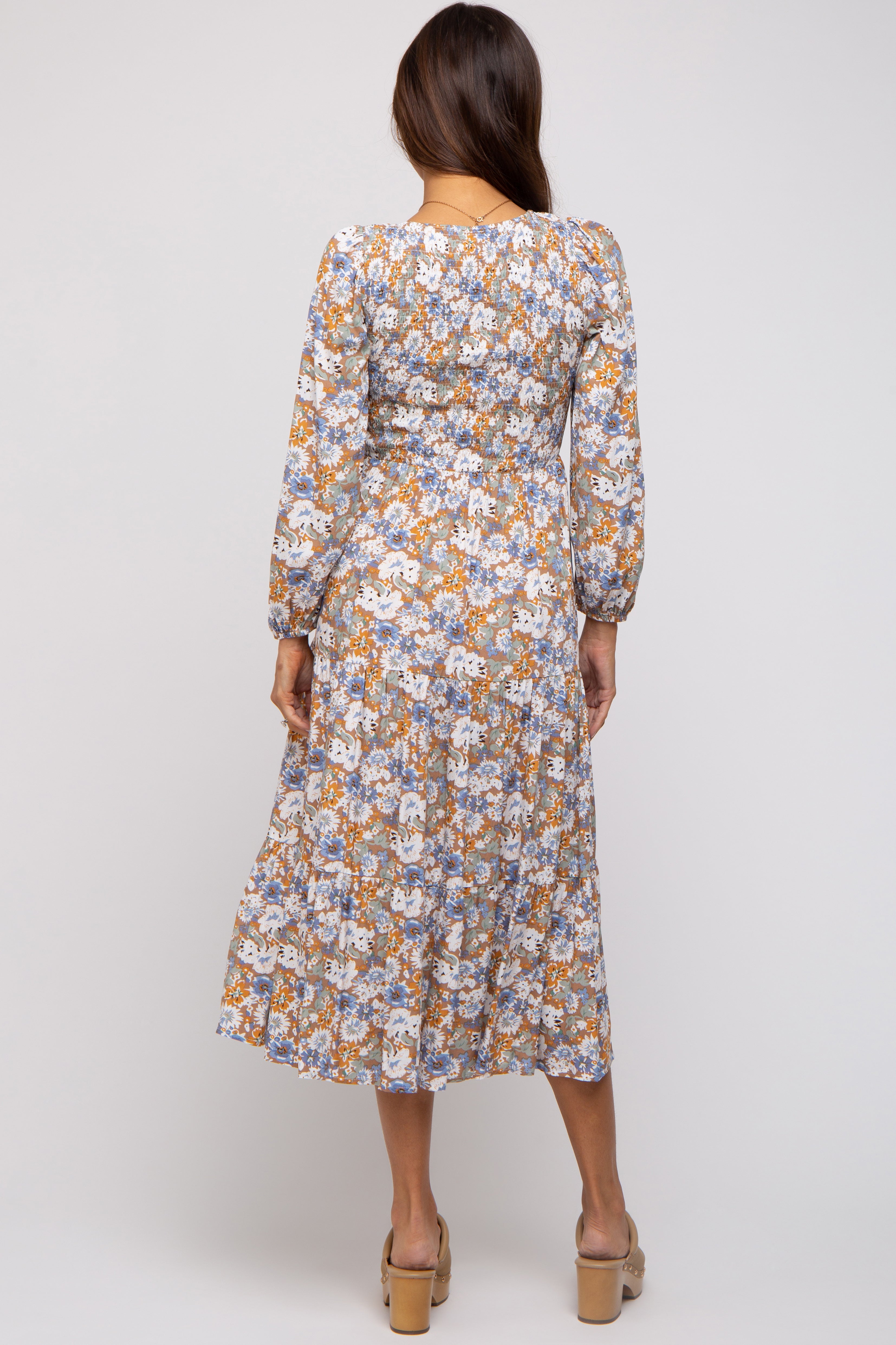 Umstands-Midikleid mit Blumenmuster, Smok und Stufenrock in Taupe