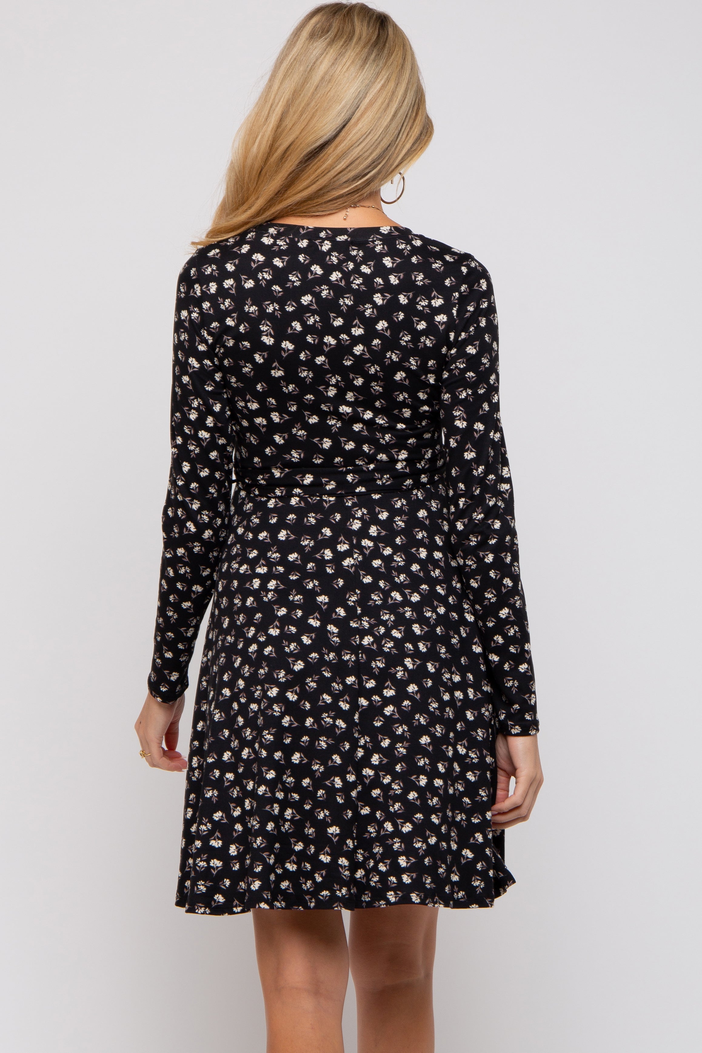 Umstandskleid aus weichem Strick mit Blumenmuster und langen Ärmeln in Schwarz