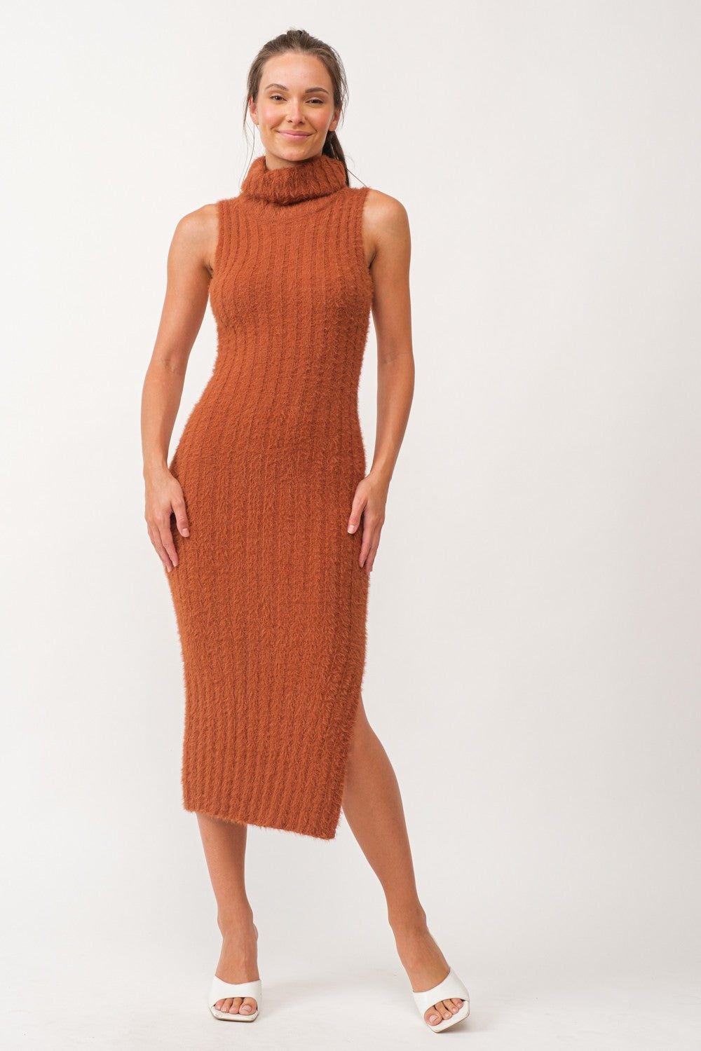 Ärmelloses Umstands-Midikleid aus flauschigem Strick mit Rollkragen in Camel