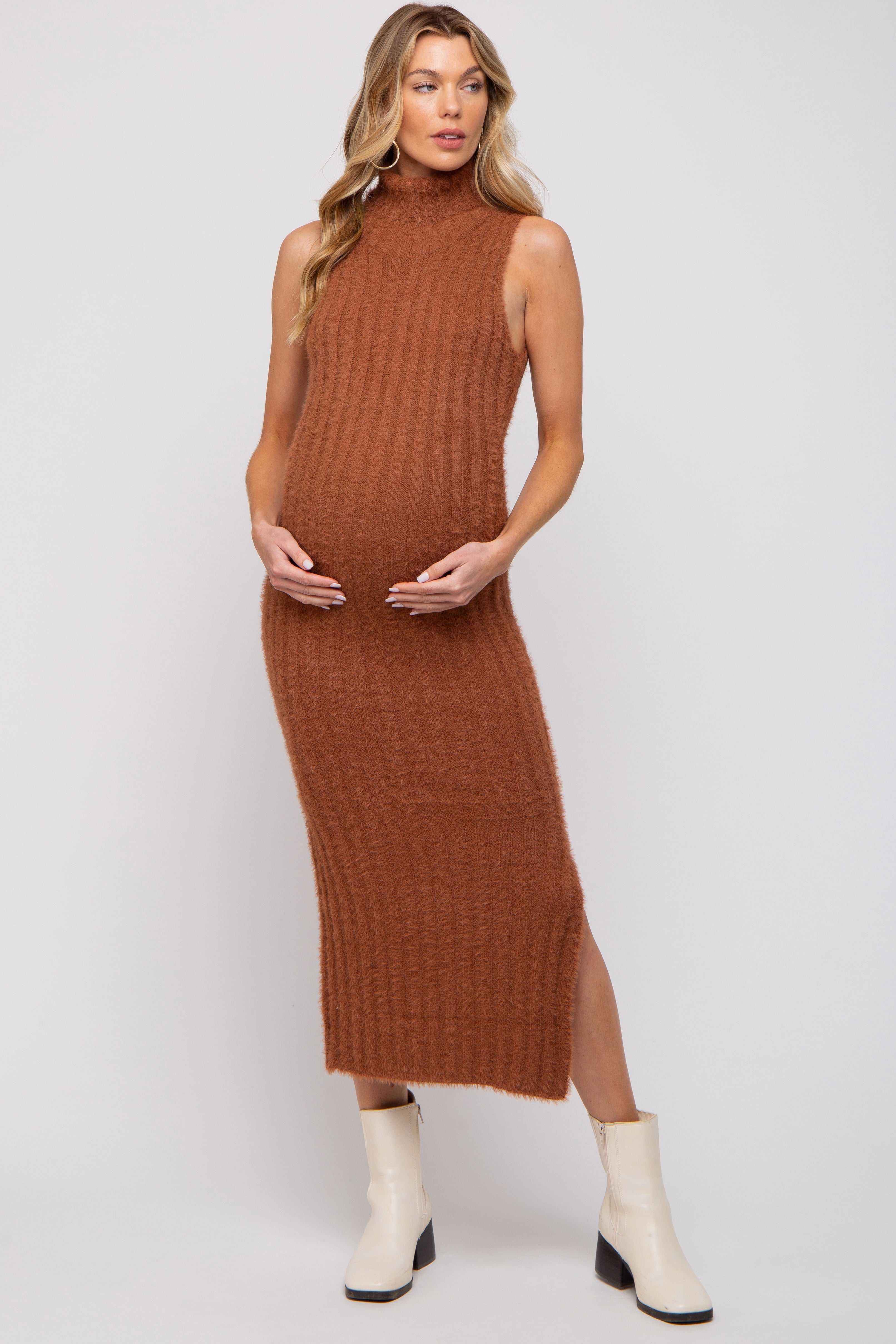 Ärmelloses Umstands-Midikleid aus flauschigem Strick mit Rollkragen in Camel