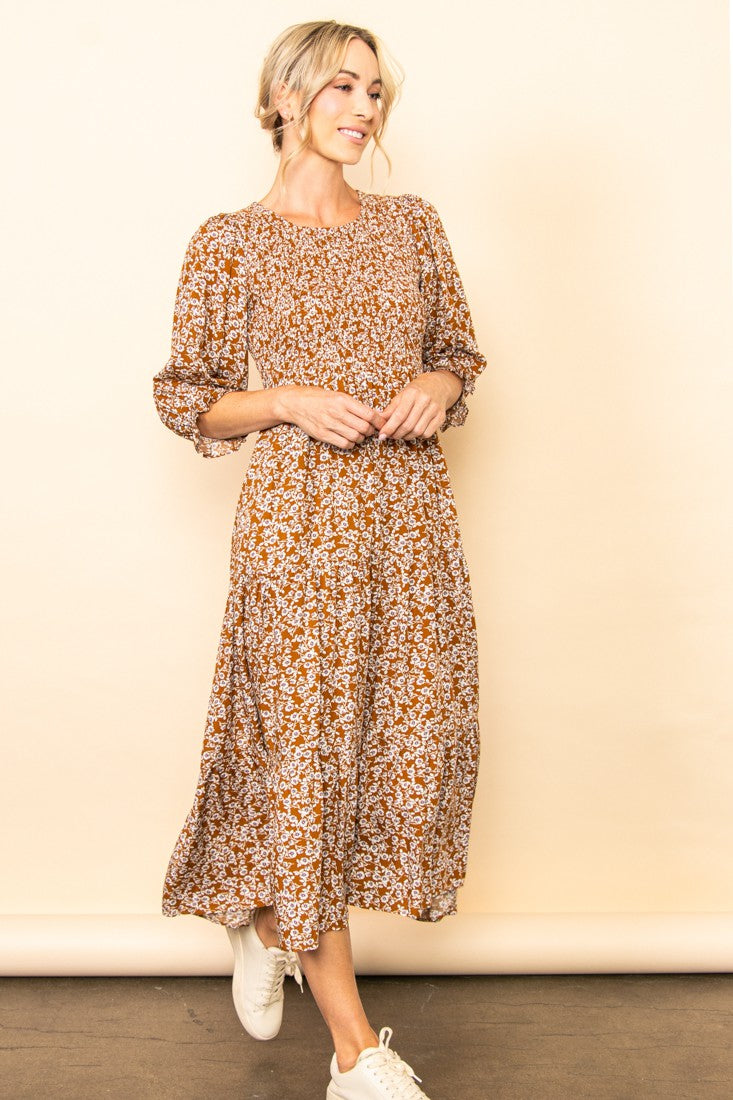 Umstands-Midikleid mit Blumenmuster, Smok und 3/4-Ärmeln in Camel