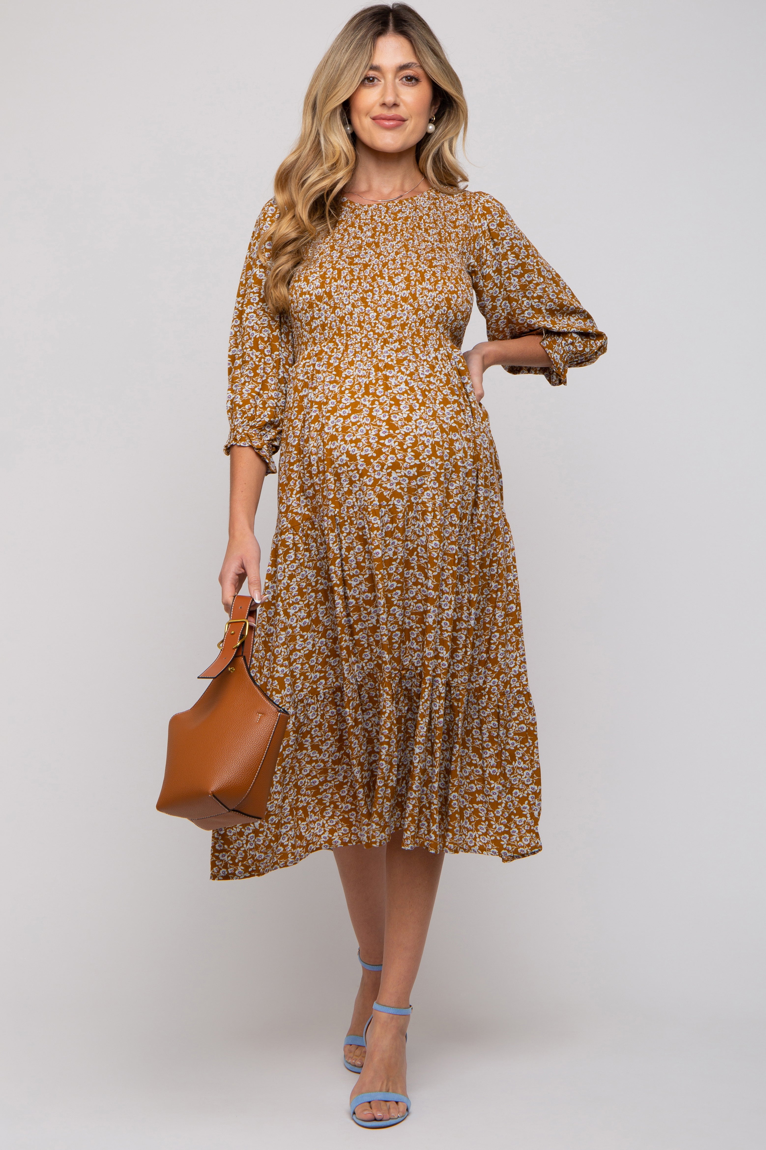 Umstands-Midikleid mit Blumenmuster, Smok und 3/4-Ärmeln in Camel