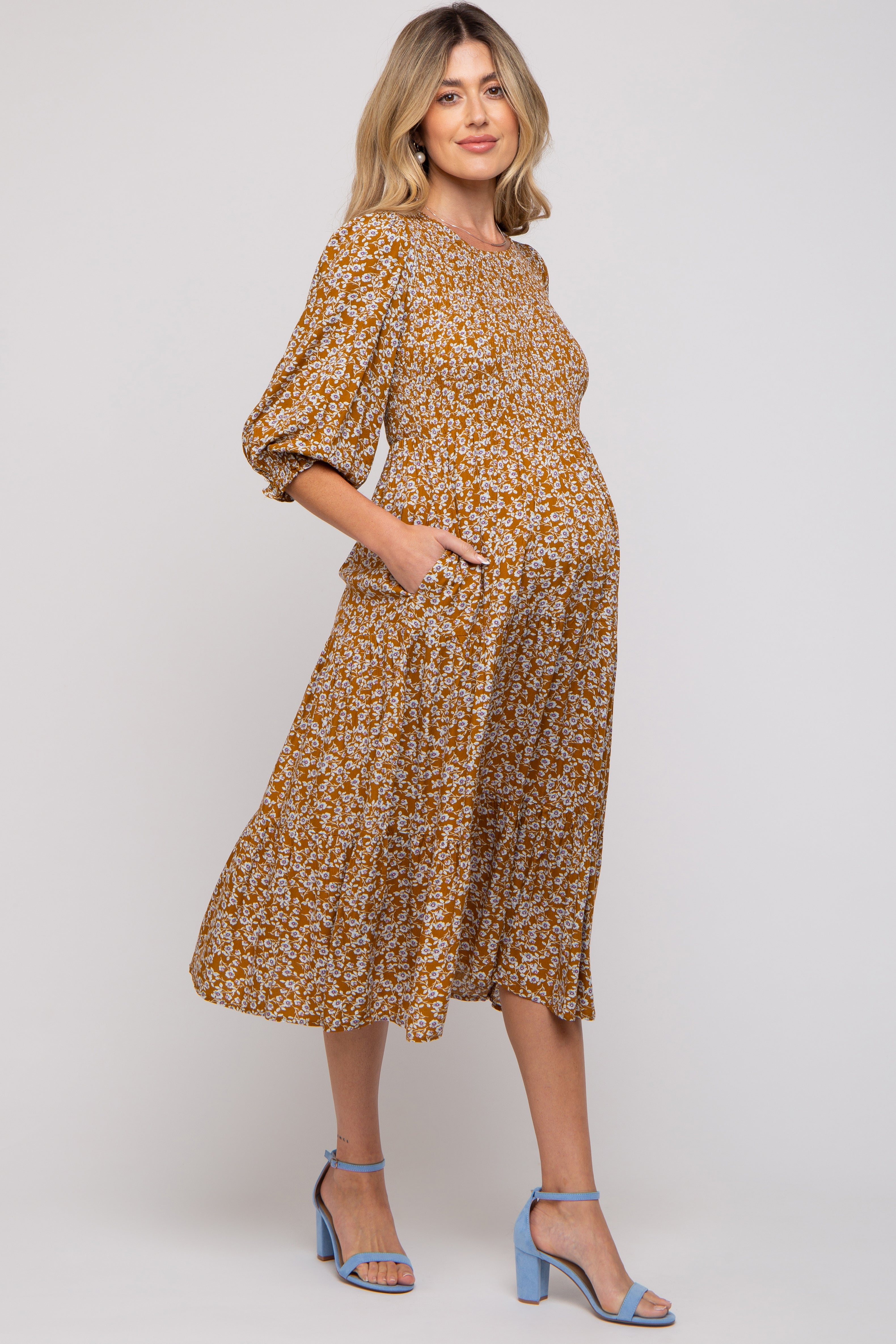 Umstands-Midikleid mit Blumenmuster, Smok und 3/4-Ärmeln in Camel
