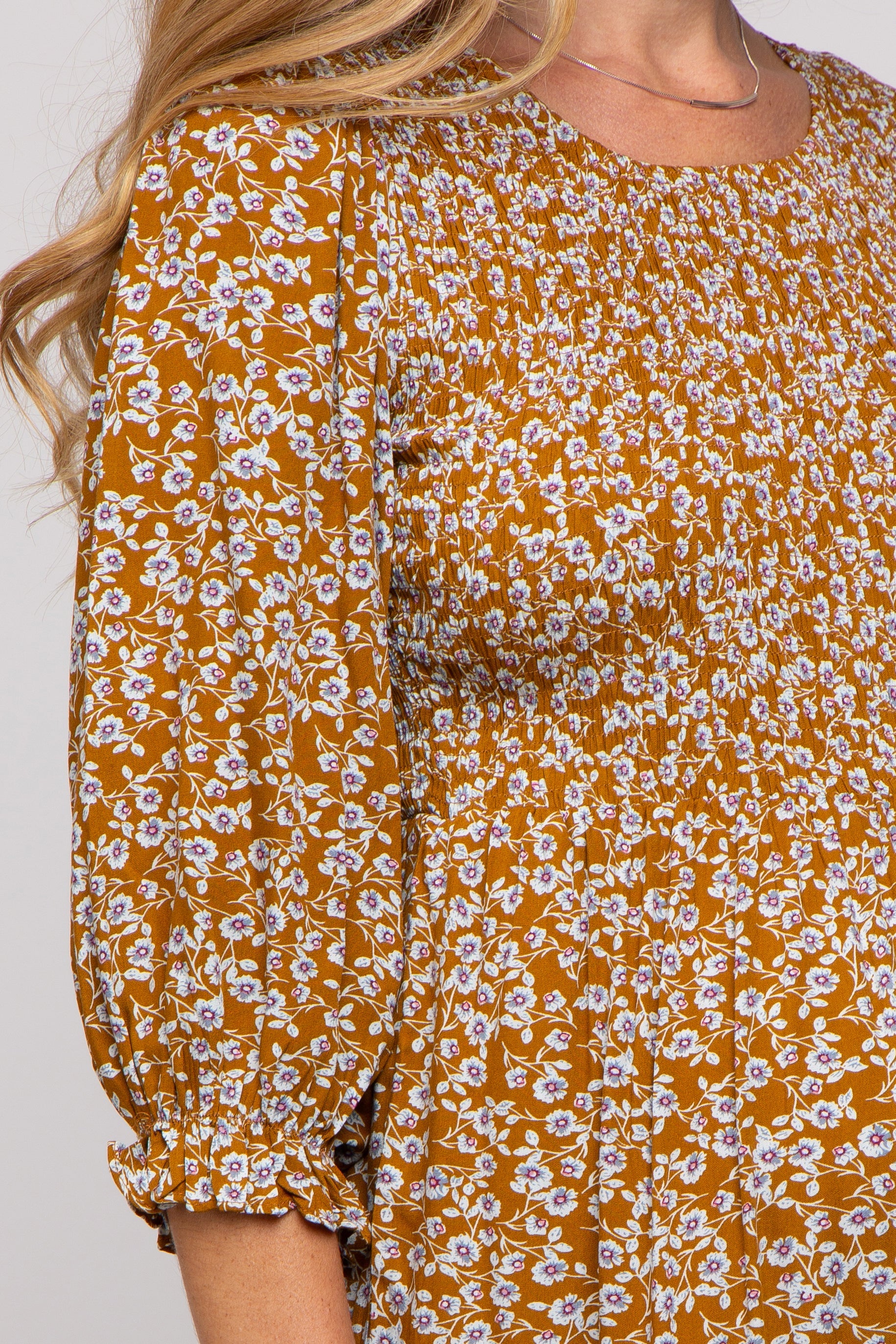 Umstands-Midikleid mit Blumenmuster, Smok und 3/4-Ärmeln in Camel