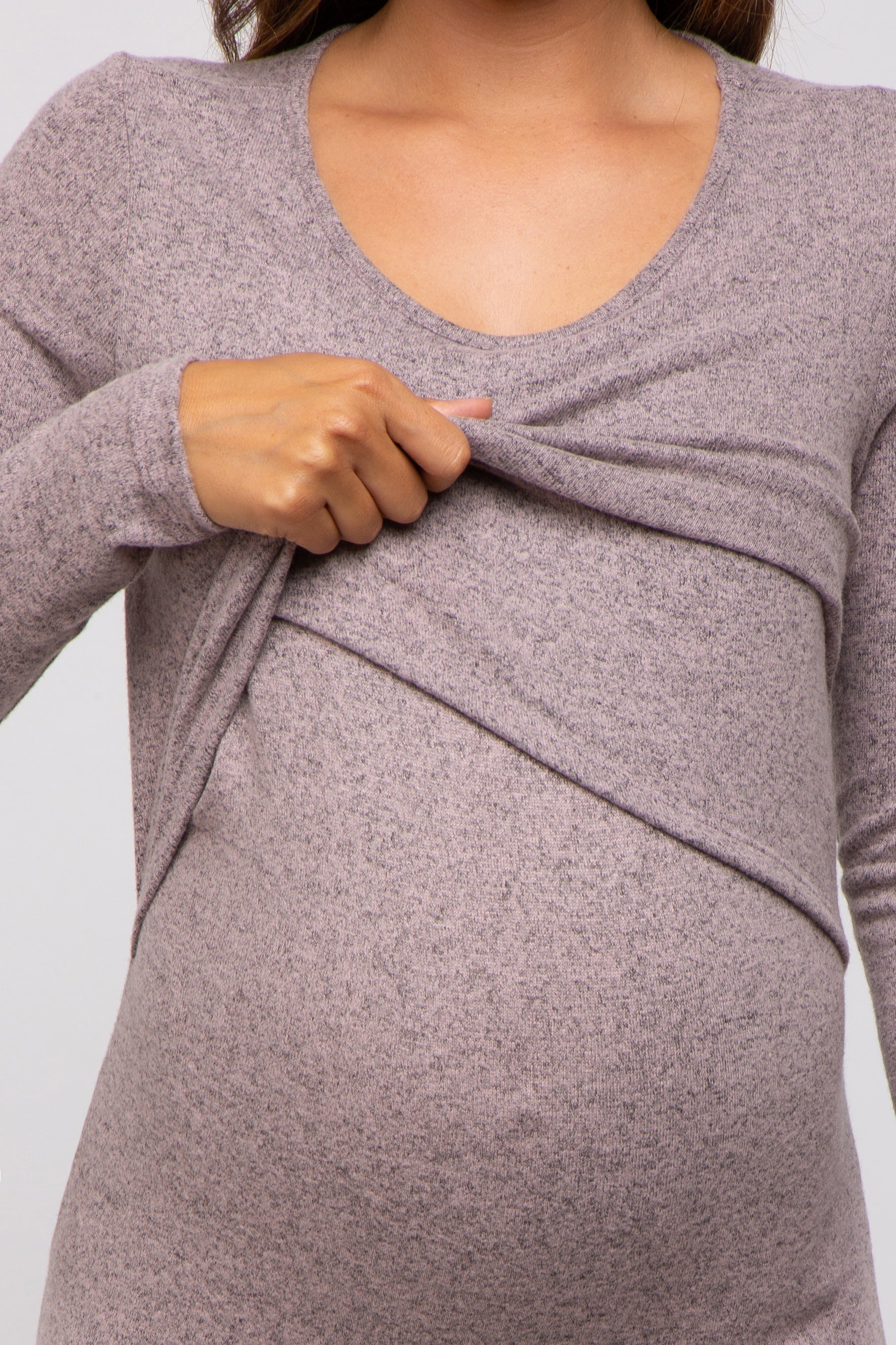 Umstands- und Stillkleid aus gebürstetem Strick mit langen Ärmeln in Zartrosa