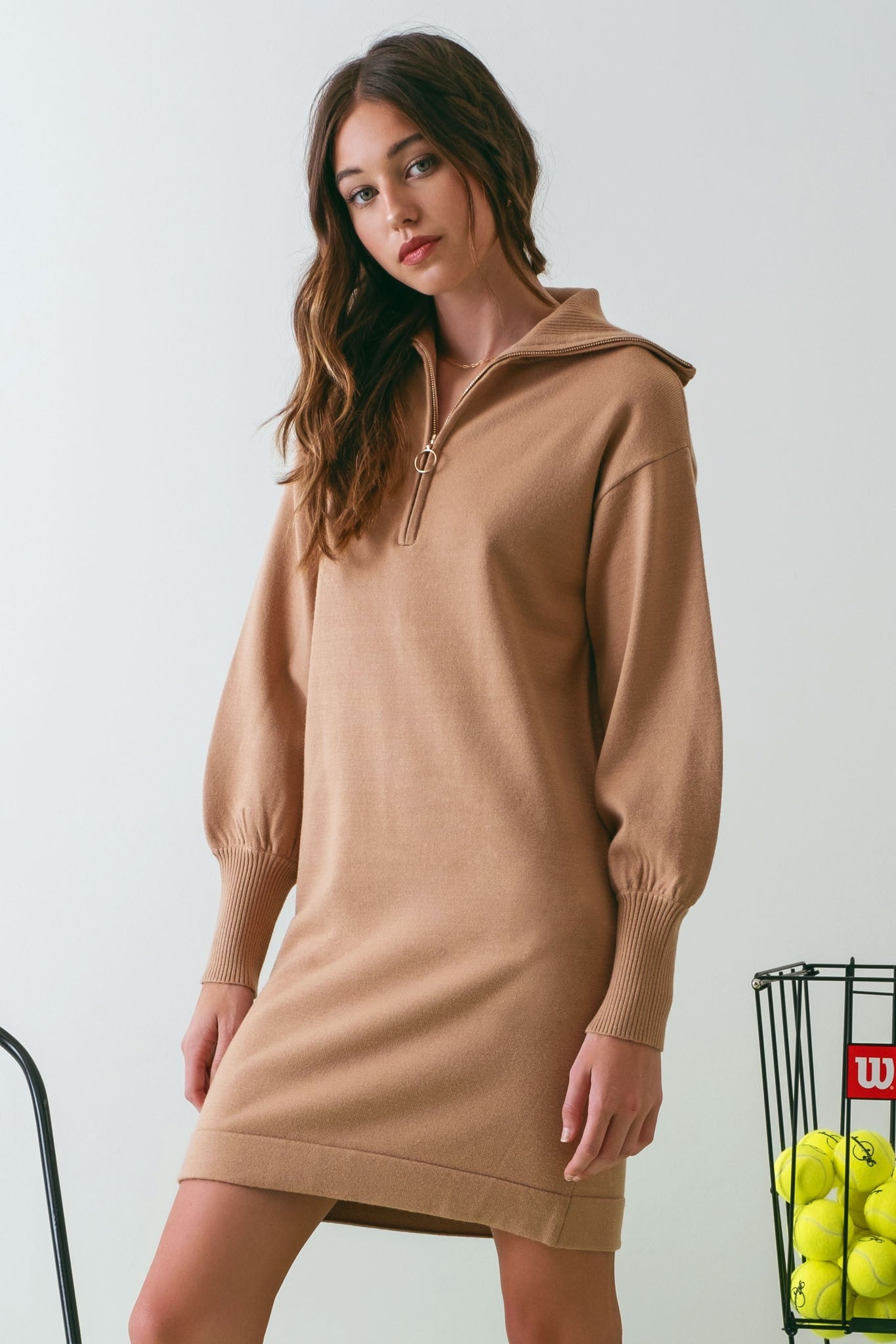 Umstands-Minikleid aus Strick mit halbem Reißverschluss in Taupe