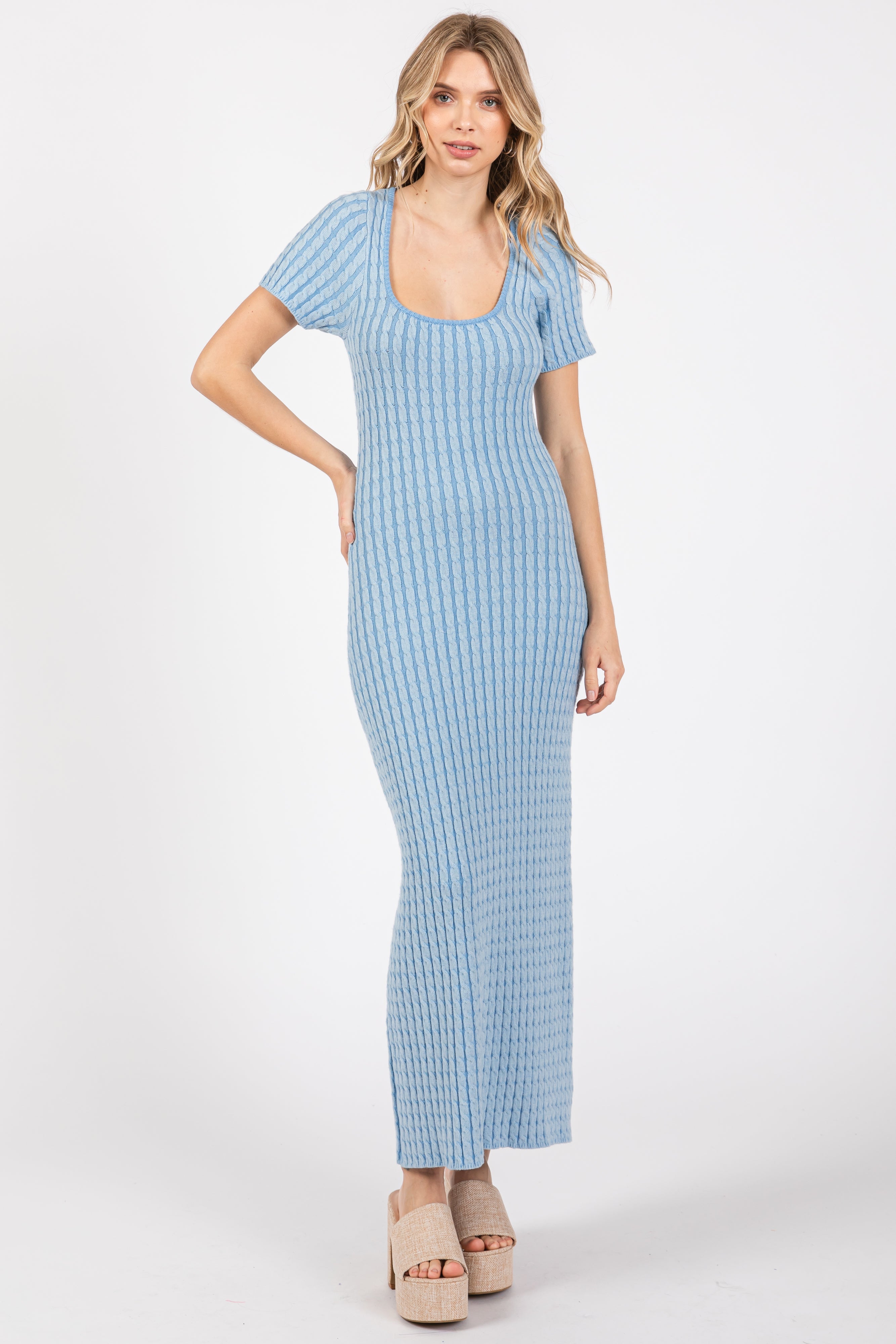 Hellblaues Umstands-Strickkleid mit Zopfmuster