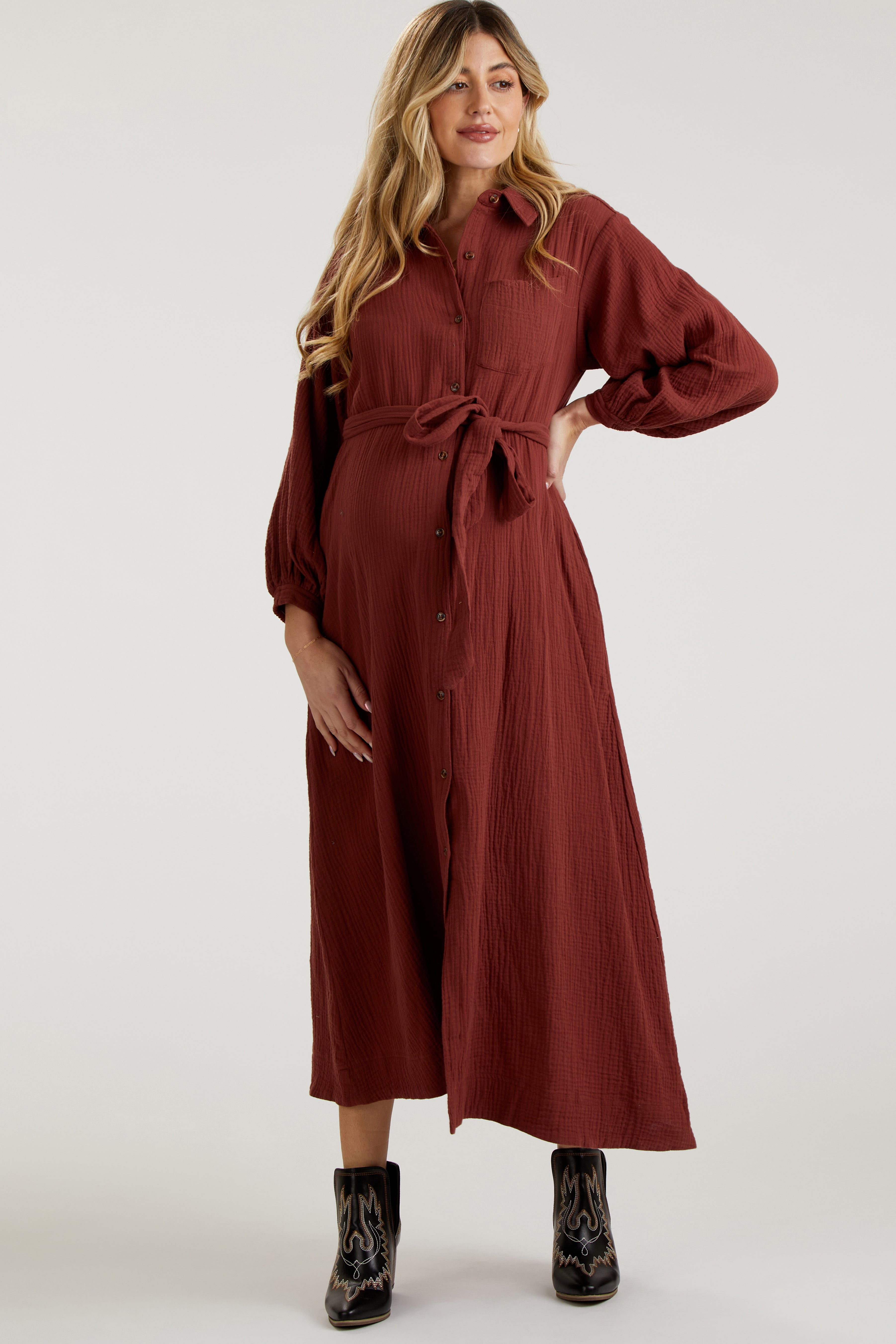 Umstands-Midikleid aus Gaze im Hemdblusenstil mit Gürtel in Rostbraun
