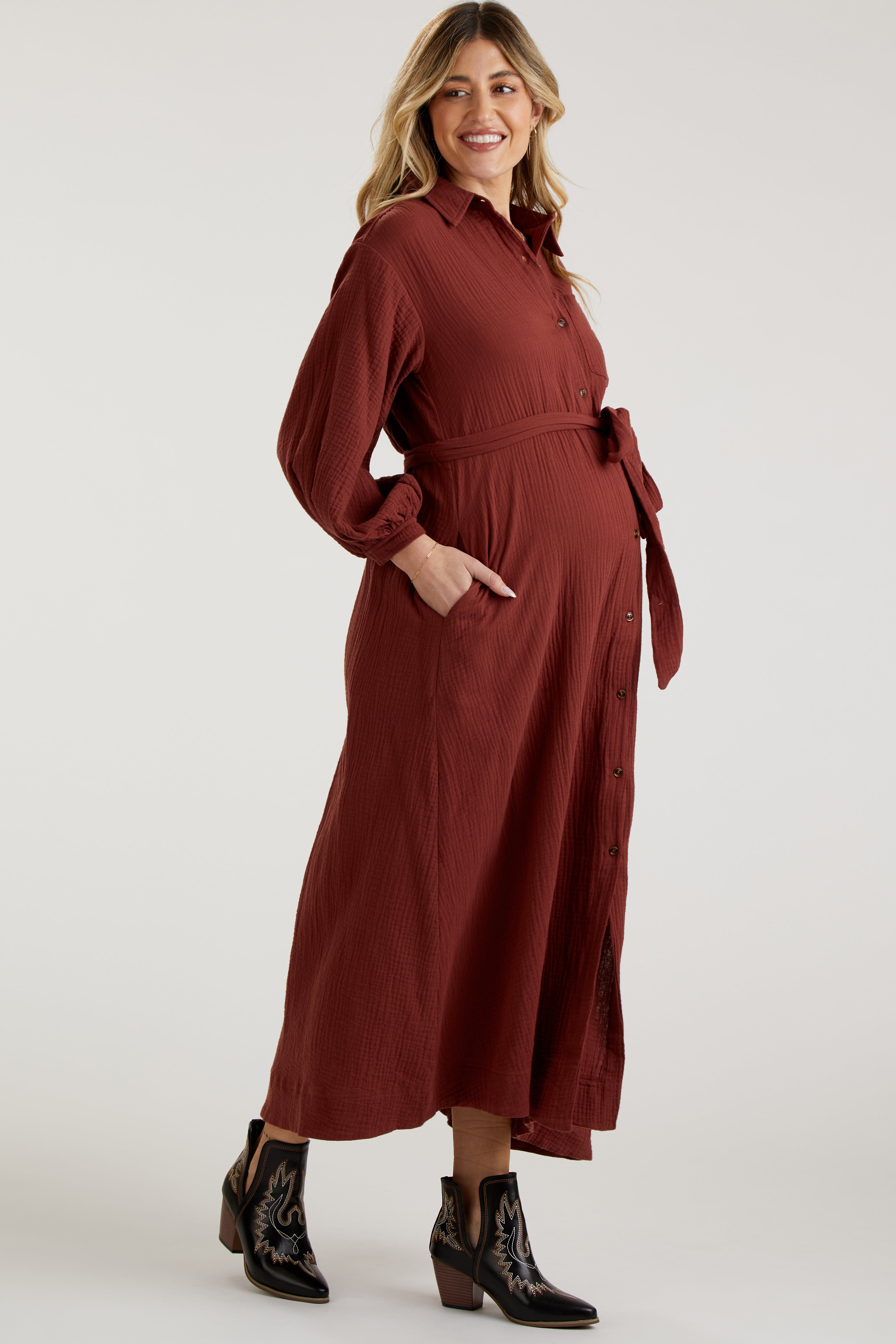 Umstands-Midikleid aus Gaze im Hemdblusenstil mit Gürtel in Rostbraun
