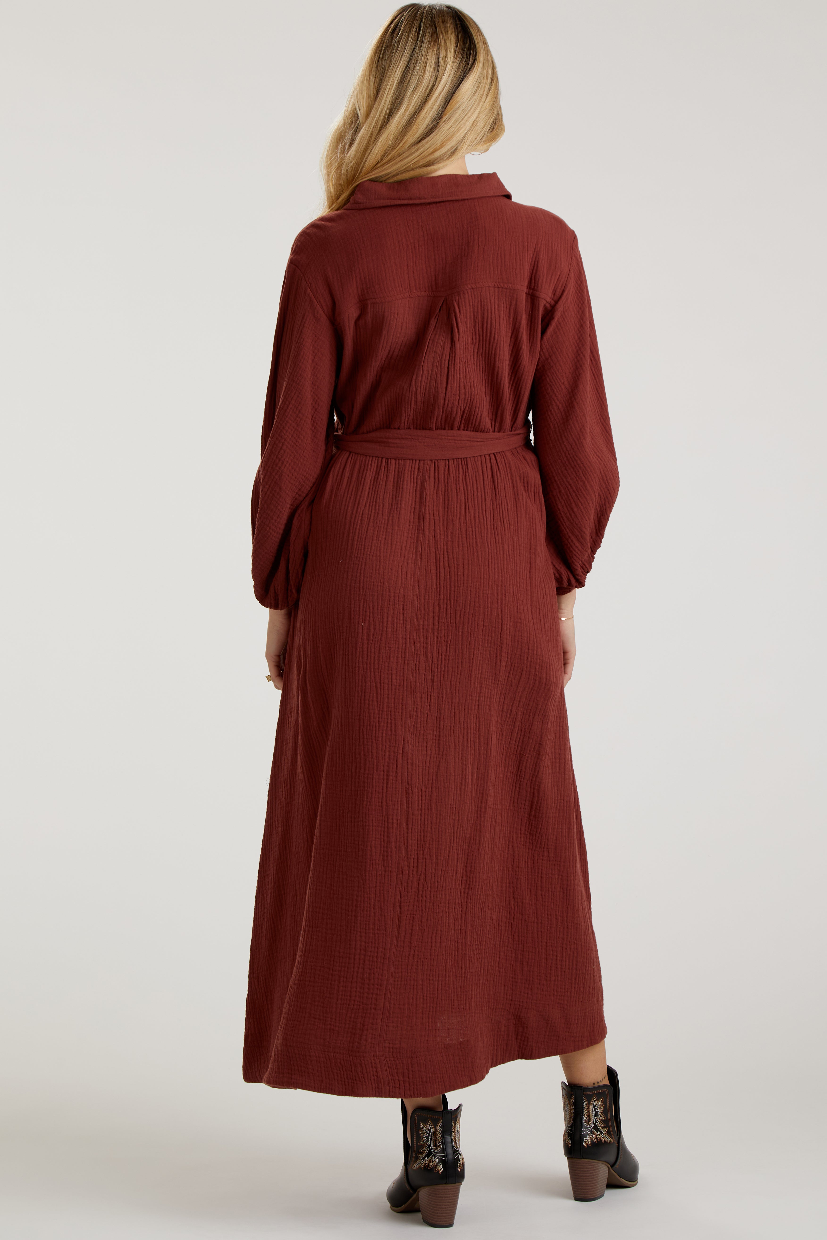 Umstands-Midikleid aus Gaze im Hemdblusenstil mit Gürtel in Rostbraun