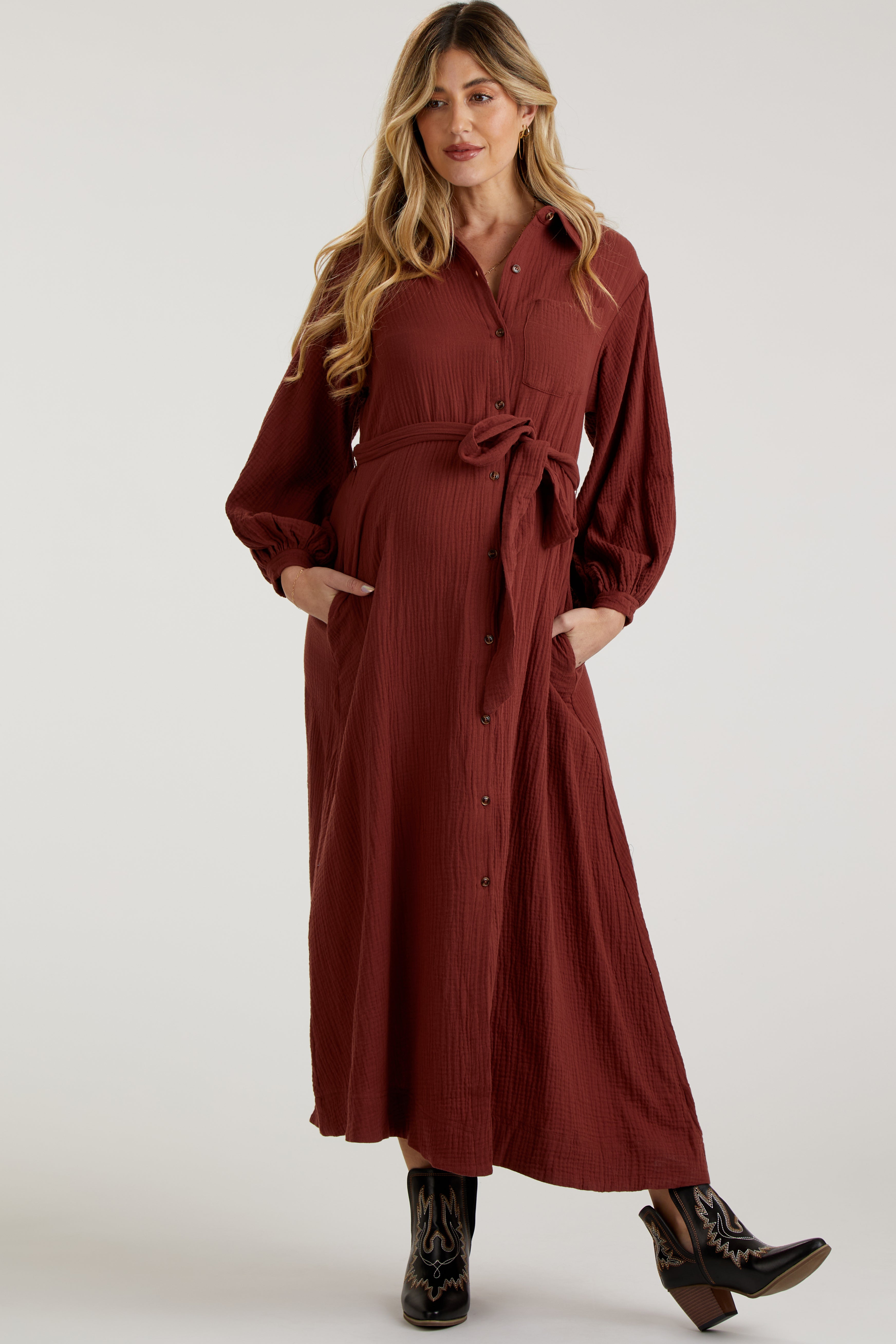Umstands-Midikleid aus Gaze im Hemdblusenstil mit Gürtel in Rostbraun