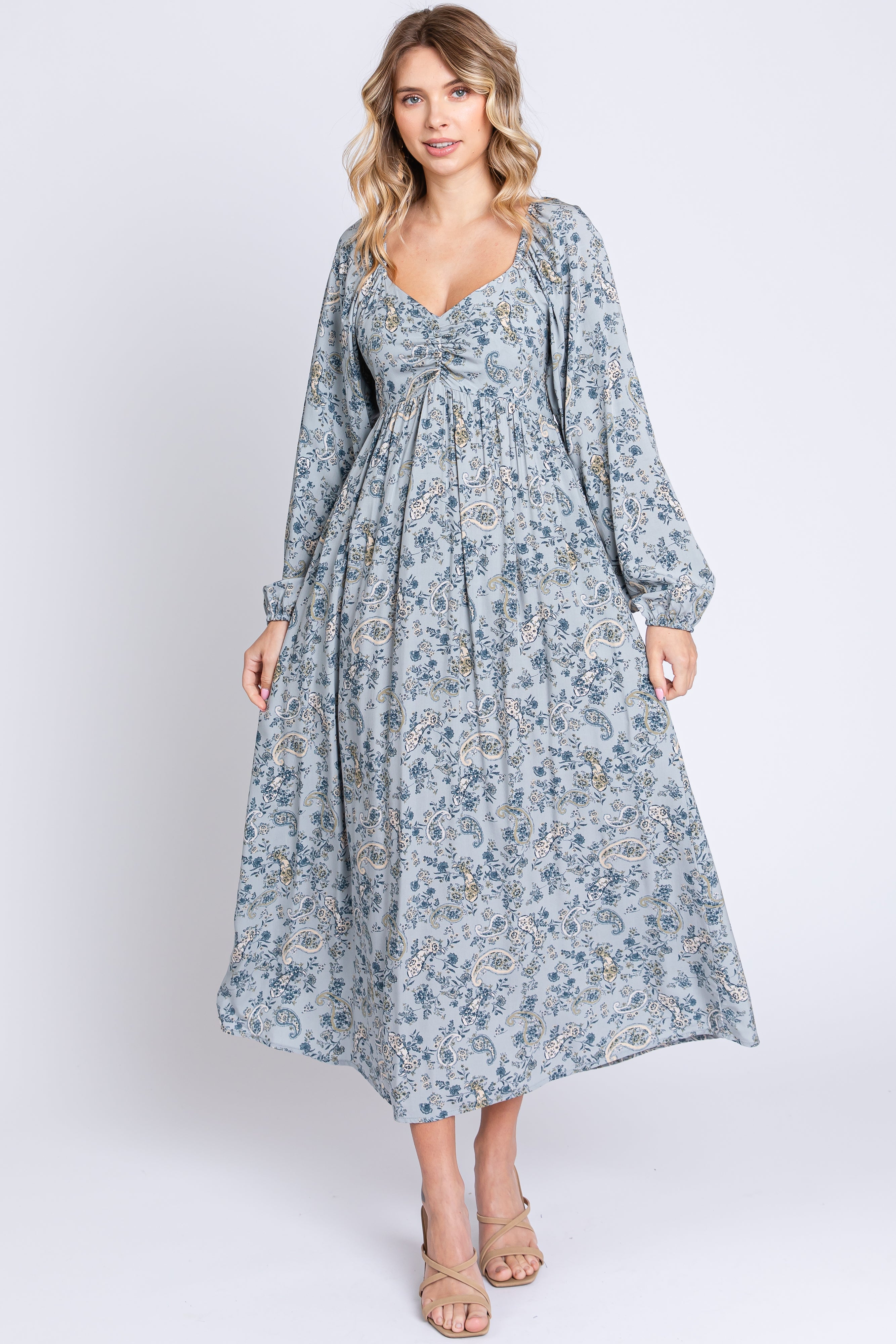 geblumtes-paisley-umstands-midikleid-mit-langen-armeln-in-hellblau