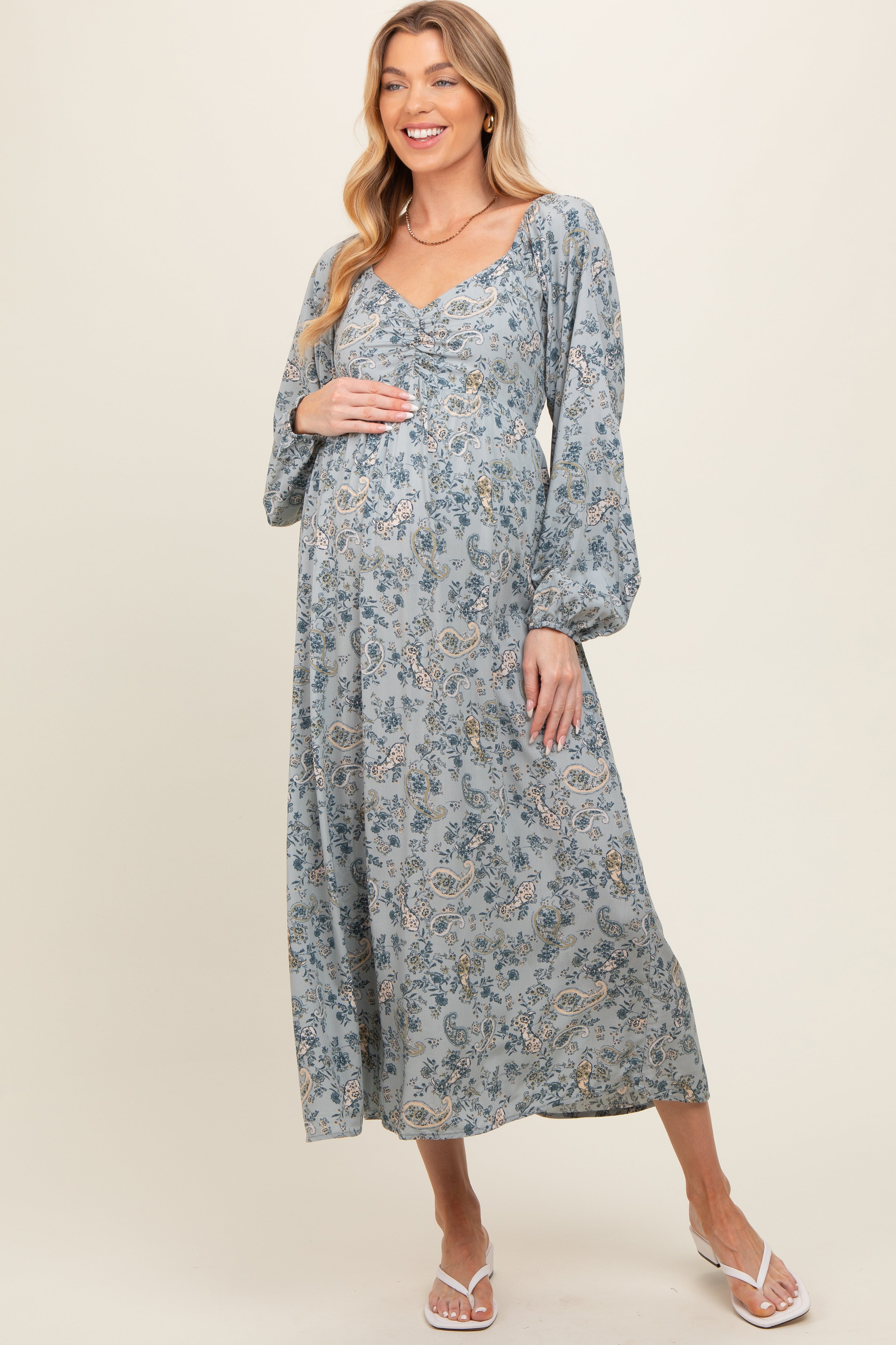 geblumtes-paisley-umstands-midikleid-mit-langen-armeln-in-hellblau