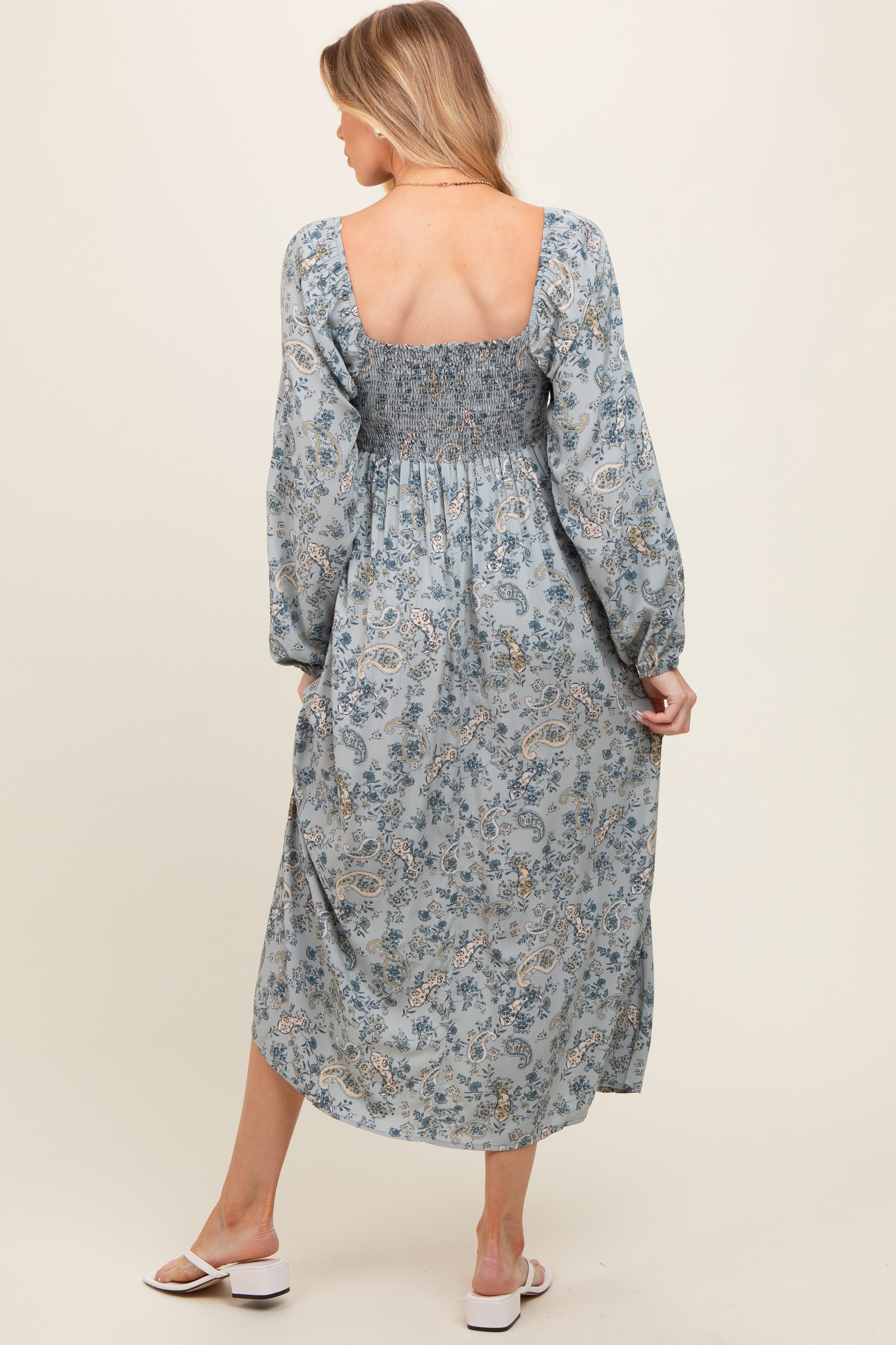 geblumtes-paisley-umstands-midikleid-mit-langen-armeln-in-hellblau