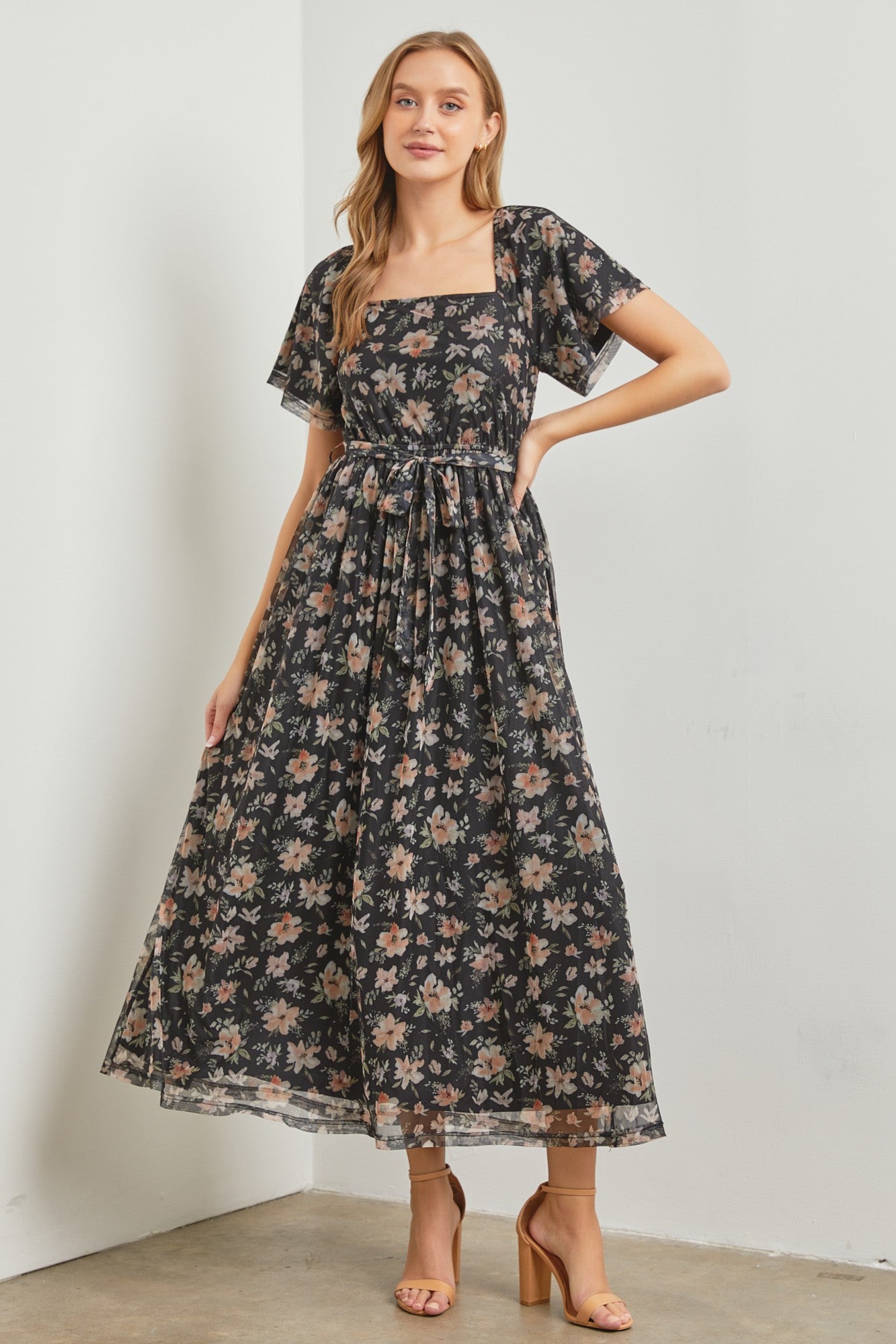 Geblümtes Umstands-Midikleid mit Taillenband in Schwarz