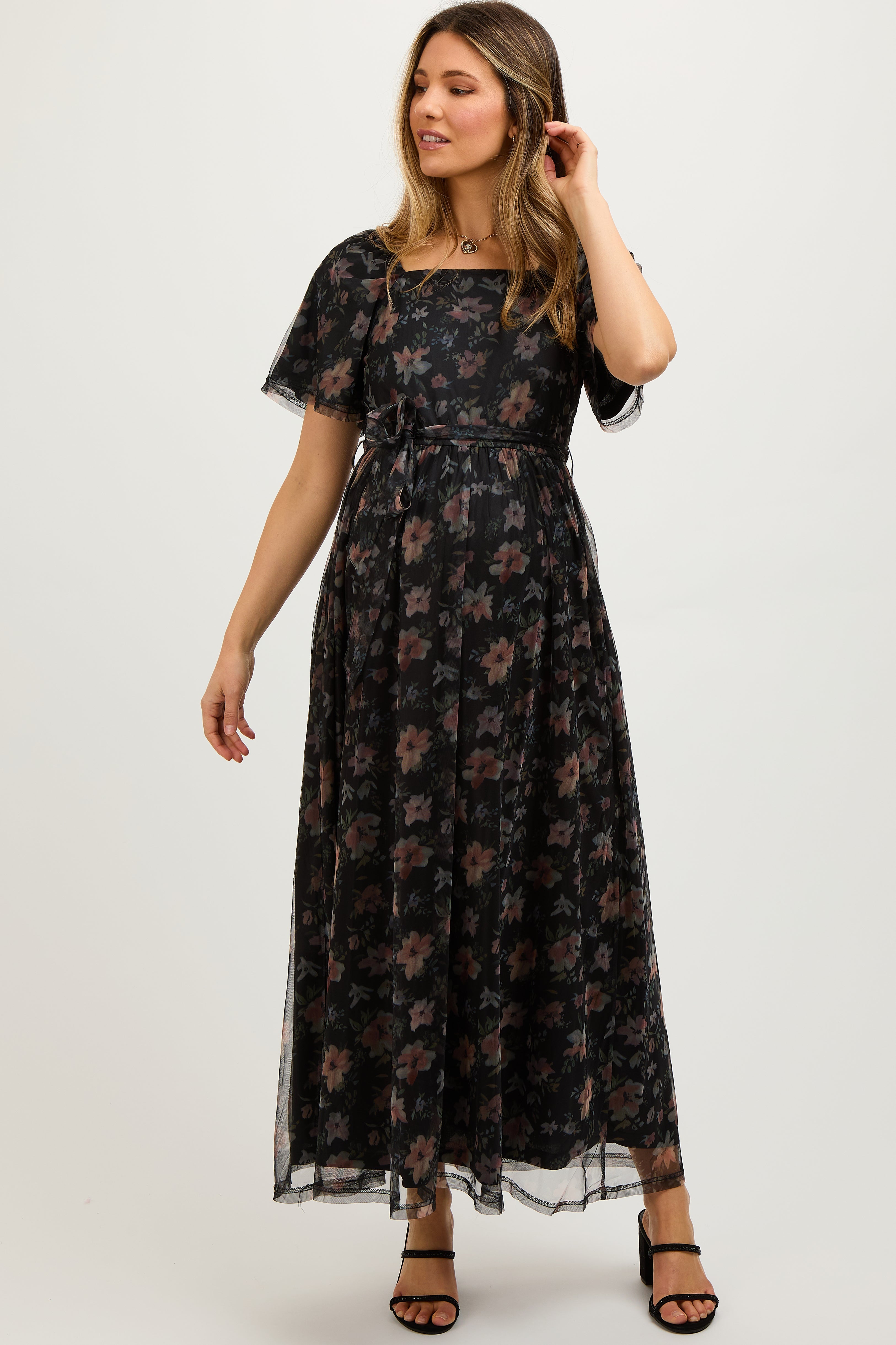 Geblümtes Umstands-Midikleid mit Taillenband in Schwarz