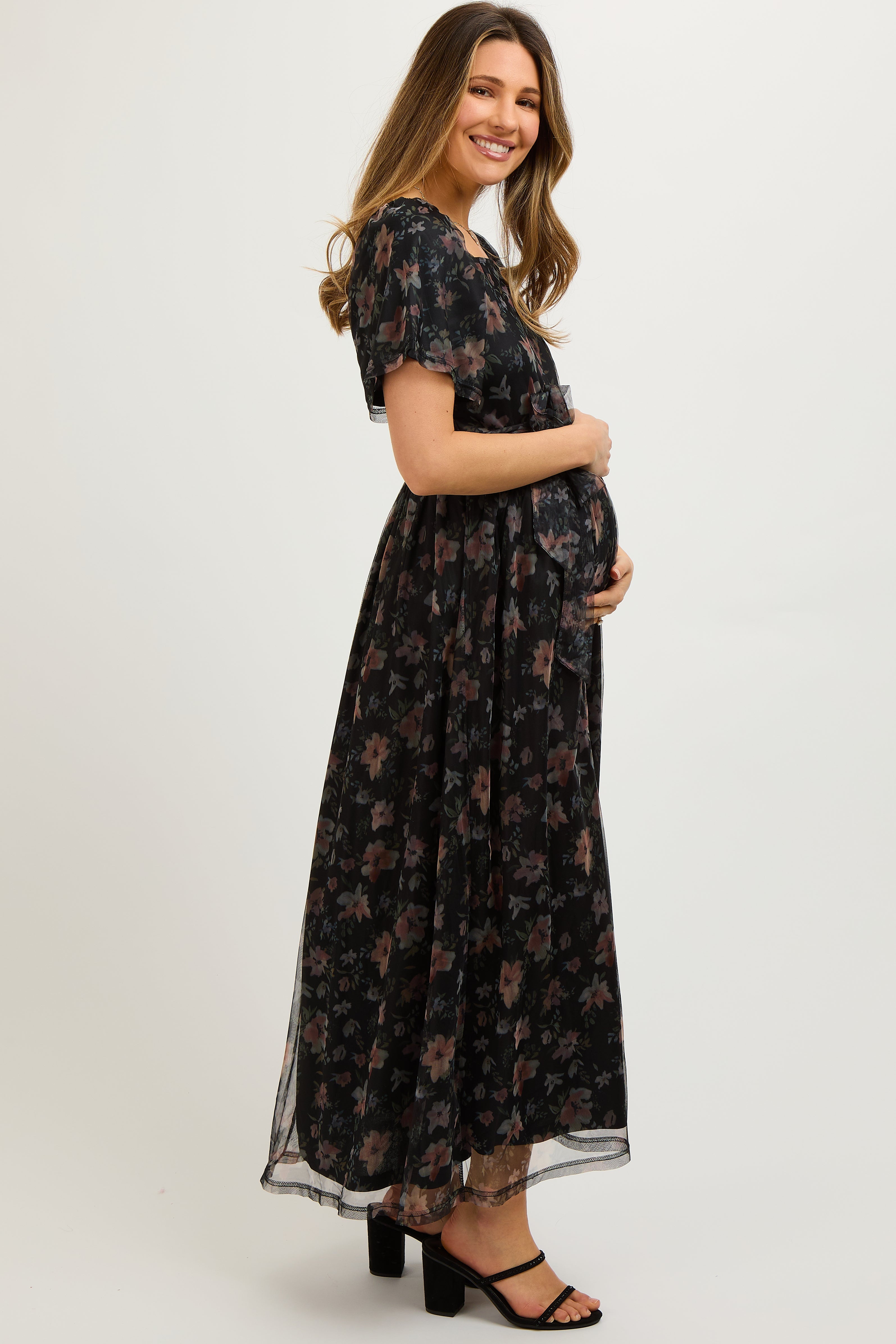 Geblümtes Umstands-Midikleid mit Taillenband in Schwarz