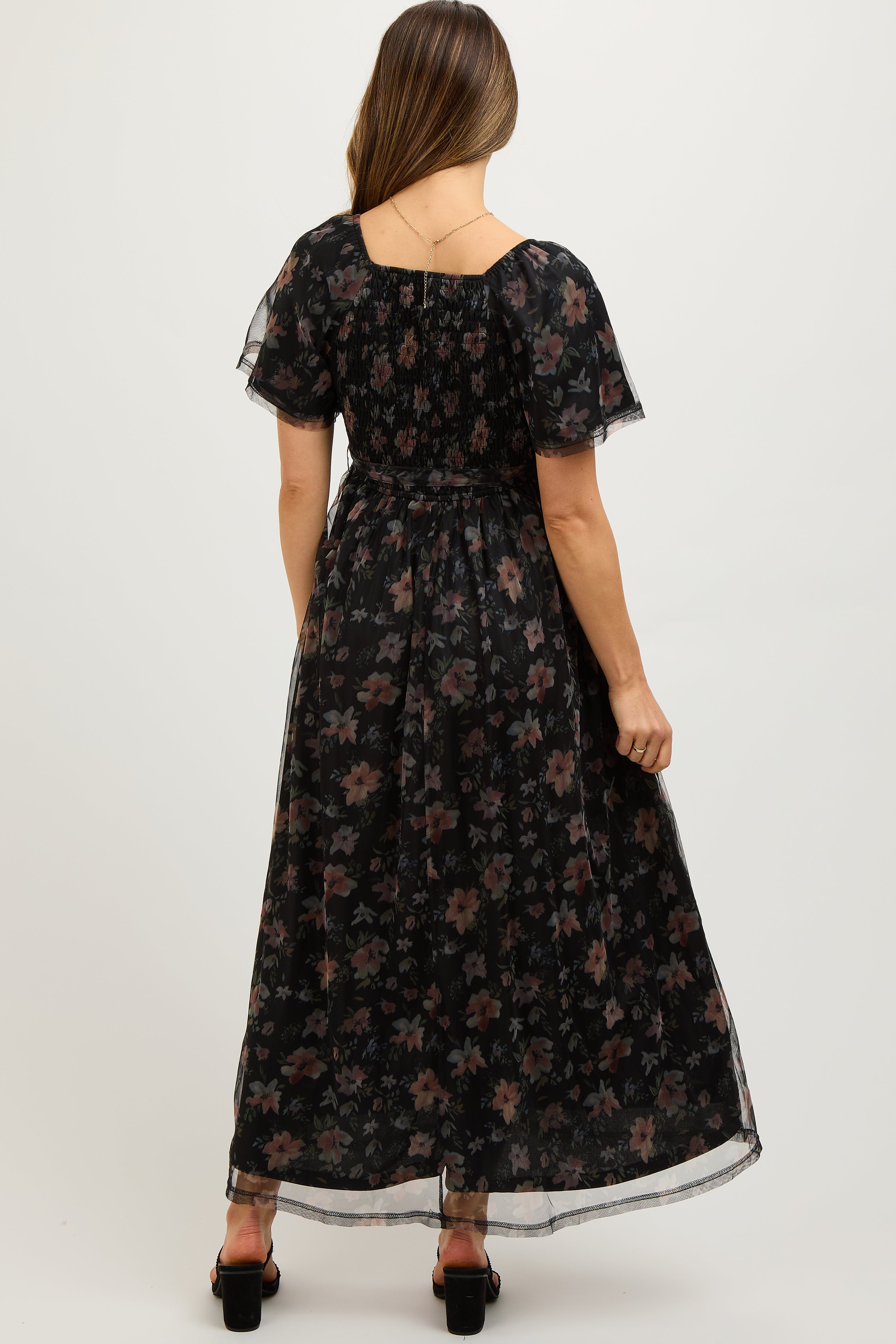 Geblümtes Umstands-Midikleid mit Taillenband in Schwarz