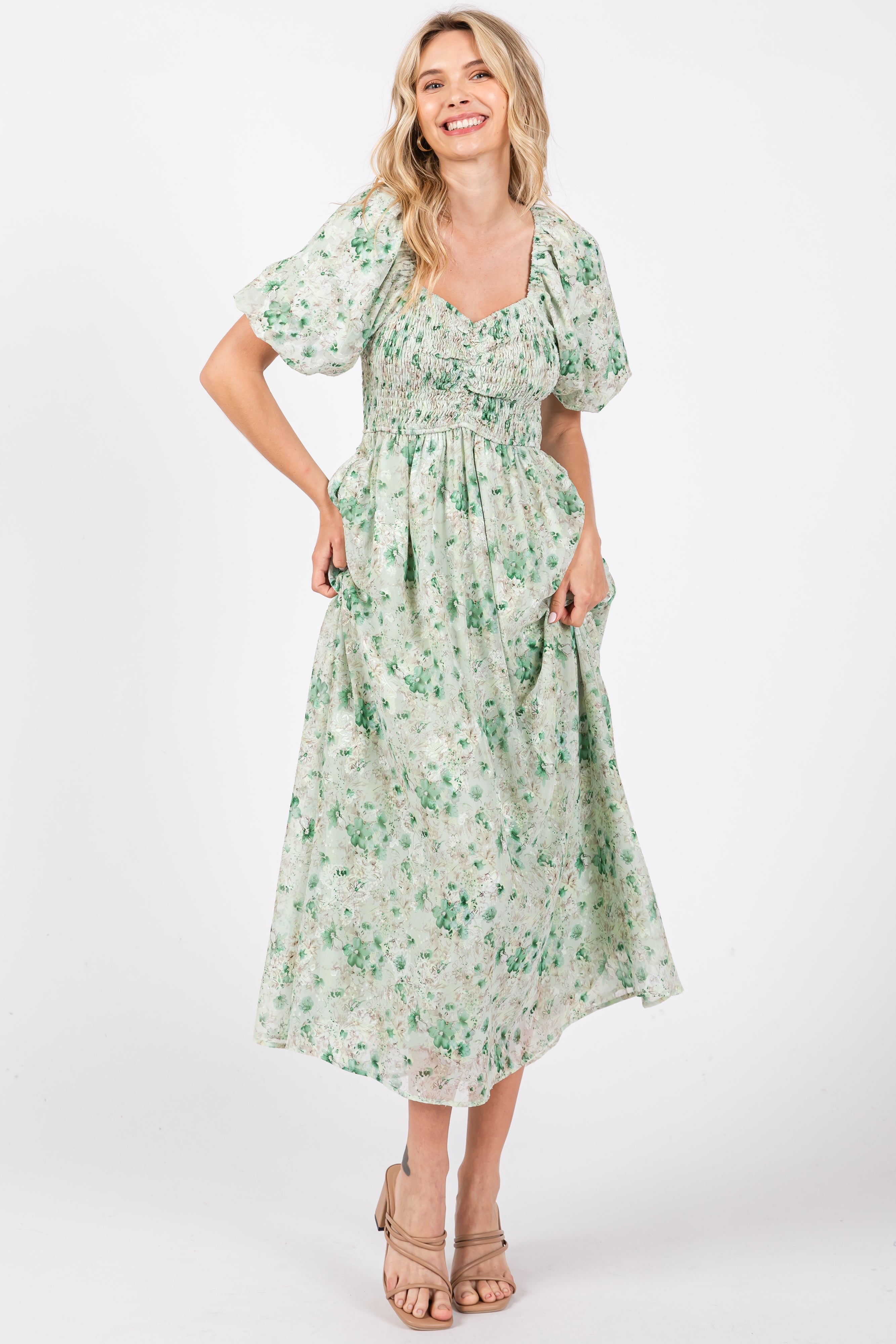 Umstands-Midikleid mit floralem Smok, Herzausschnitt und kurzen Puffärmeln