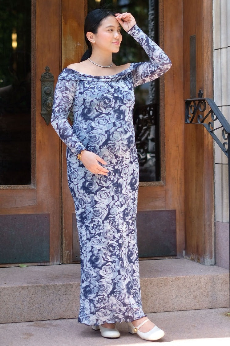 Geblümtes Umstands-Midikleid aus Netzstrick mit schulterfreiem Ausschnitt in Marineblau
