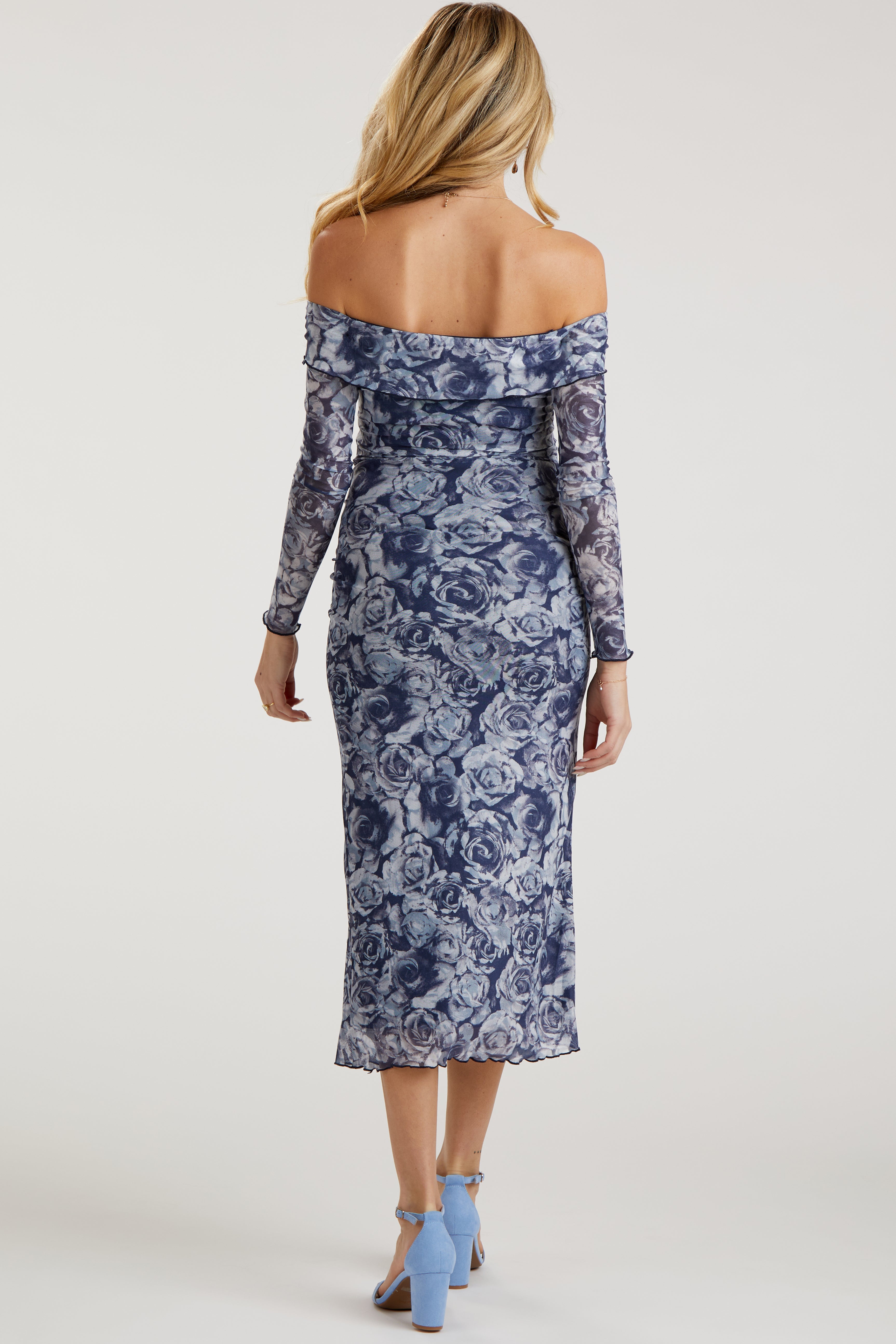 Geblümtes Umstands-Midikleid aus Netzstrick mit schulterfreiem Ausschnitt in Marineblau